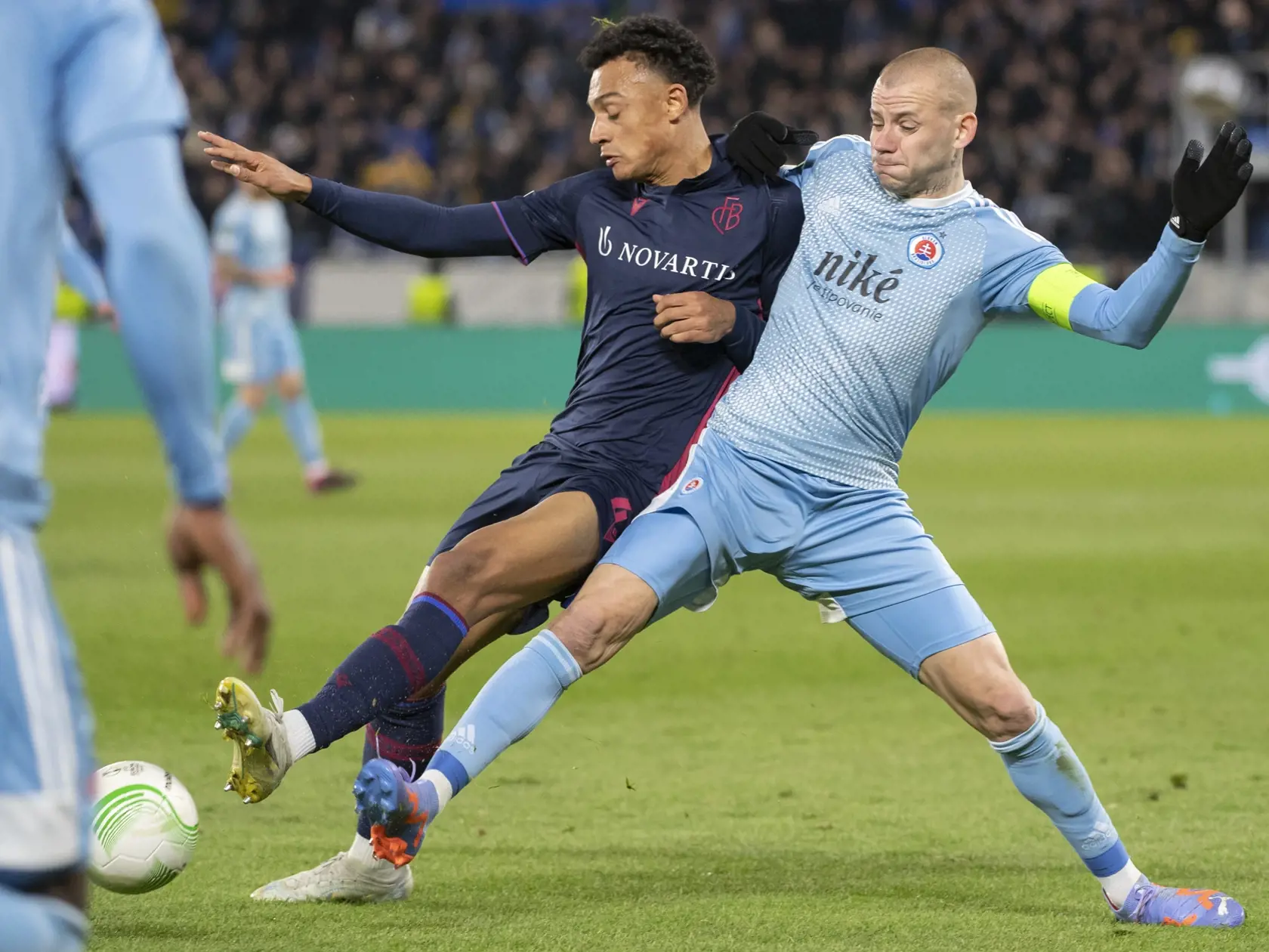 Na snímke sprava futbalista Slovana Vladimír Weiss a hráč Bazileja Sergio López bojujú o loptu v odvetnom osemfinálovom zápase Európskej konferenčnej ligy ŠK Slovan Bratislava - FC Bazilej v Bratislave vo štvrtok 16. marca 2023.FOTO TASR - Martin Baumann
