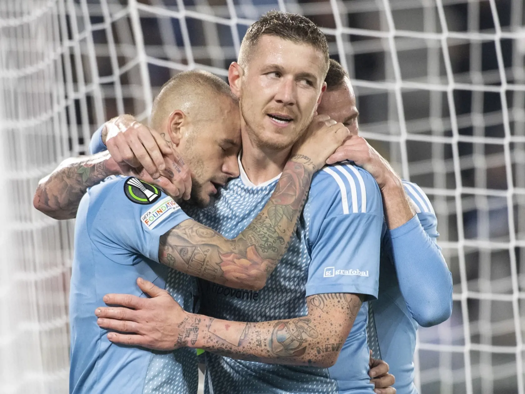 Na snímke vľavo strelec gólu z pokutového kopu Vladimír Weiss a vpravo Juraj Kucka (obaja Slovan)  počas stretnutia  4. kola H-skupiny Európskej konferenčnej ligy (EKL) vo futbale medzi ŠK Slovan Bratislava - FC Bazilej na Tehelnom poli v Bratislave vo štvrtok 13. októbra 2022. FOTO TASR - Pavel Neubauer 