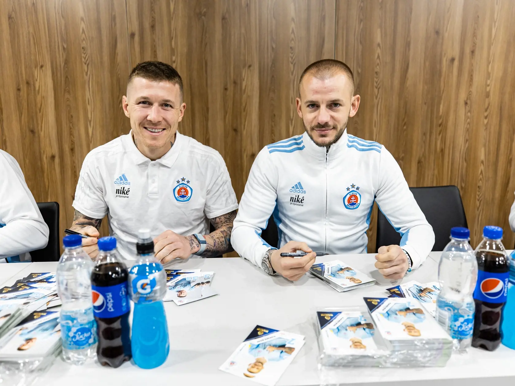 Autogramiáda futbalového klubu ŠK Slovan Bratislava na ich domácom štadióne. Na snímke Vladimír Weiss mladší a Juraj Kucka.