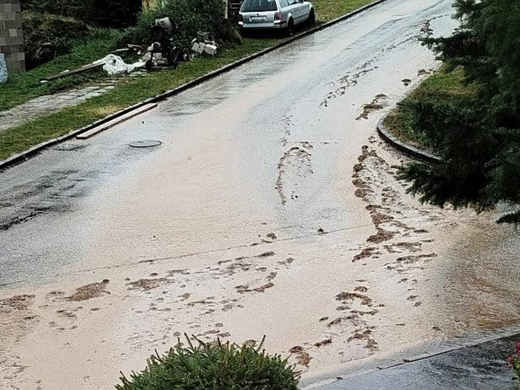 V obci Smrdáky zaplavilo v dôsledku silných dažďov ulice.