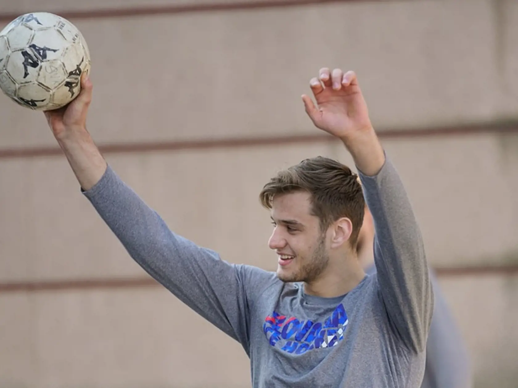 Niektorí slovenskí hokejisti si namiesto ľadu dali futbal pred halou.