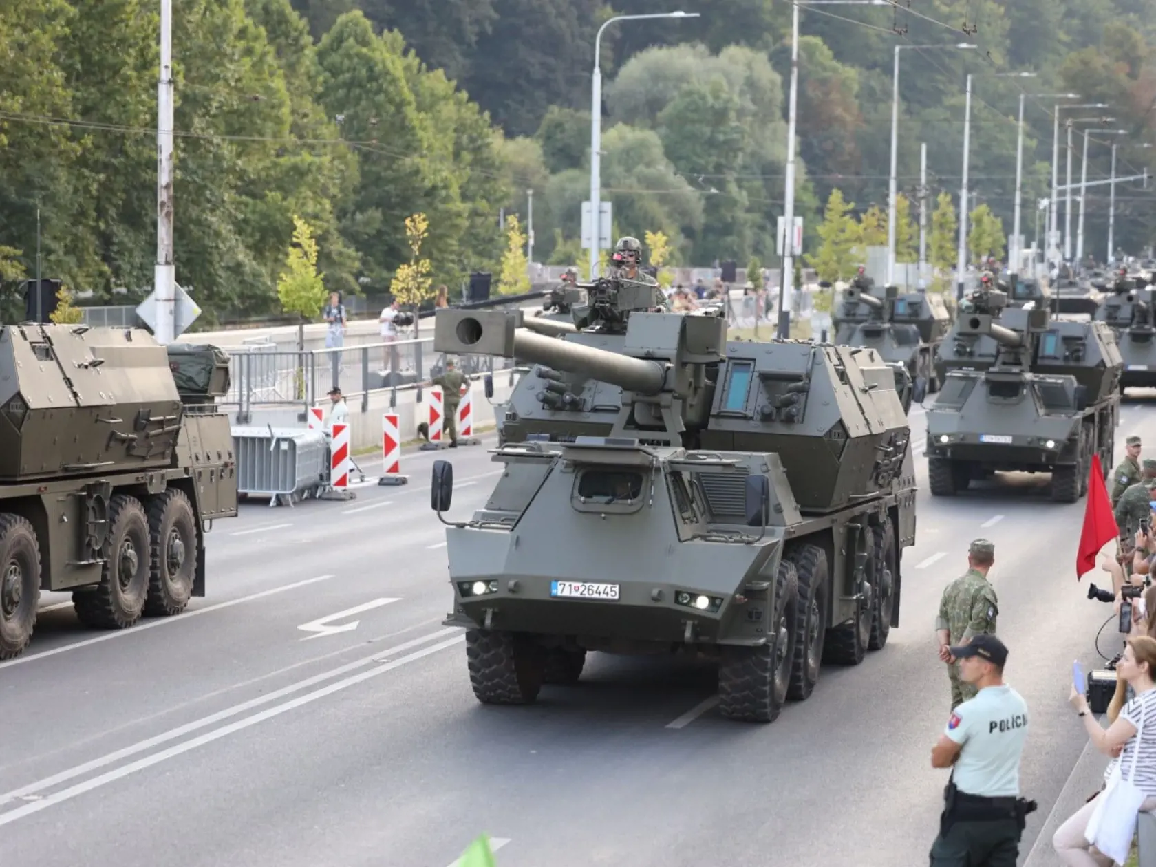 Banská Bystrica má za sebou prvé generálne skúšky na oslavy 80. výročia Slovenského národného povstania. Najprv si čerství absolventi základného vojenského výcviku vyskúšali v Parku pod Pamätníkom SNP slávnostnú prísahu a podvečer sa uskutočnila na nábreží prvá generálna skúška vojenskej prehliadky, ktorá prilákala tisícky domácich nadšencov.