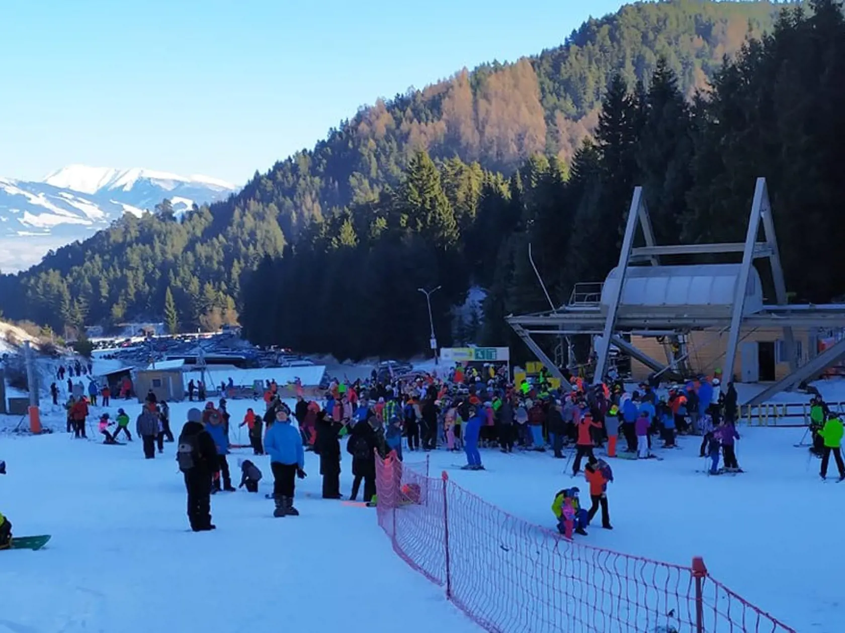 Pri čakaní na lanovku si postojíte poriadne dlho.