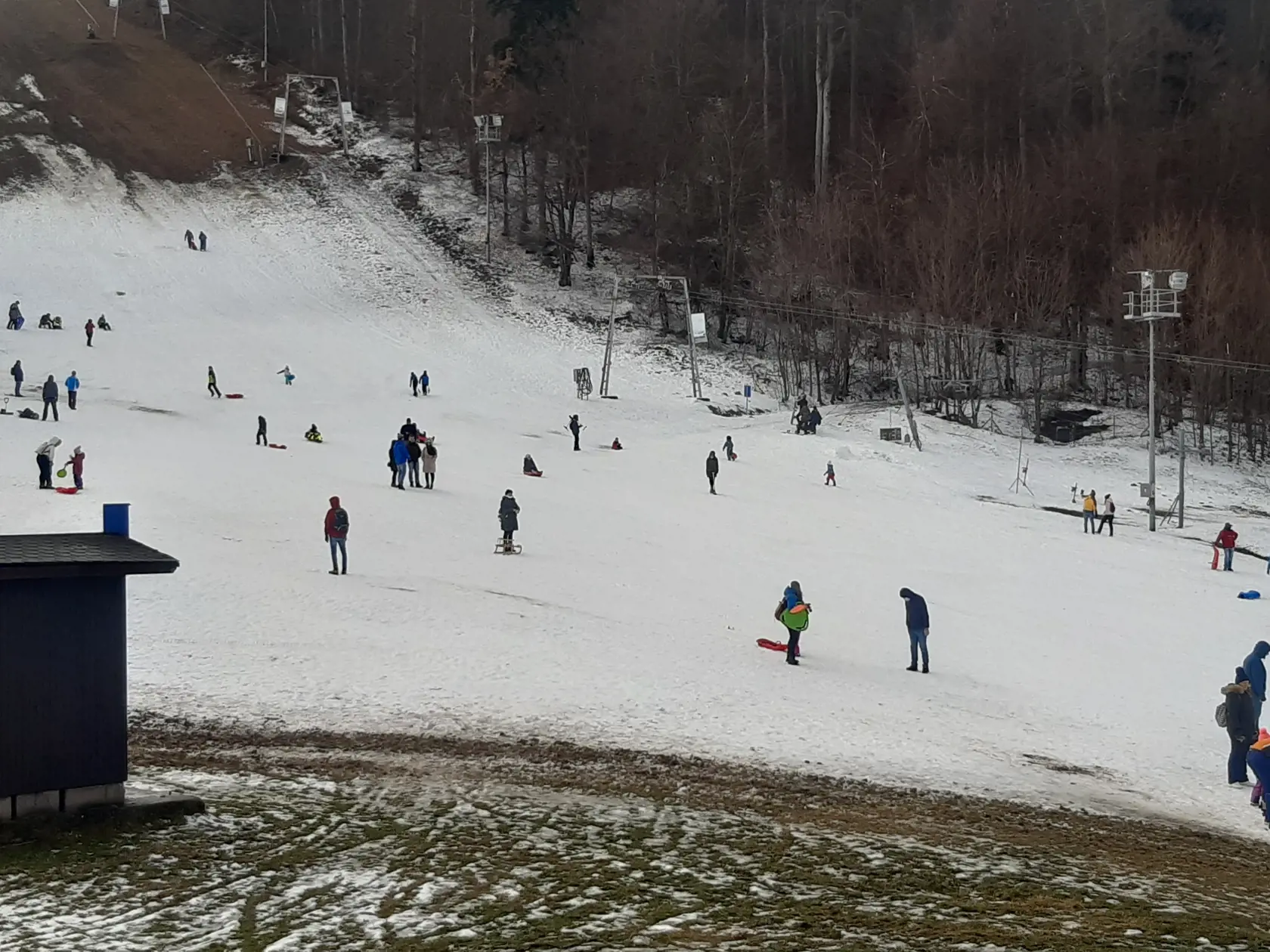 Lyžovanie bolo možné len v dolnej časti zjazdovky.