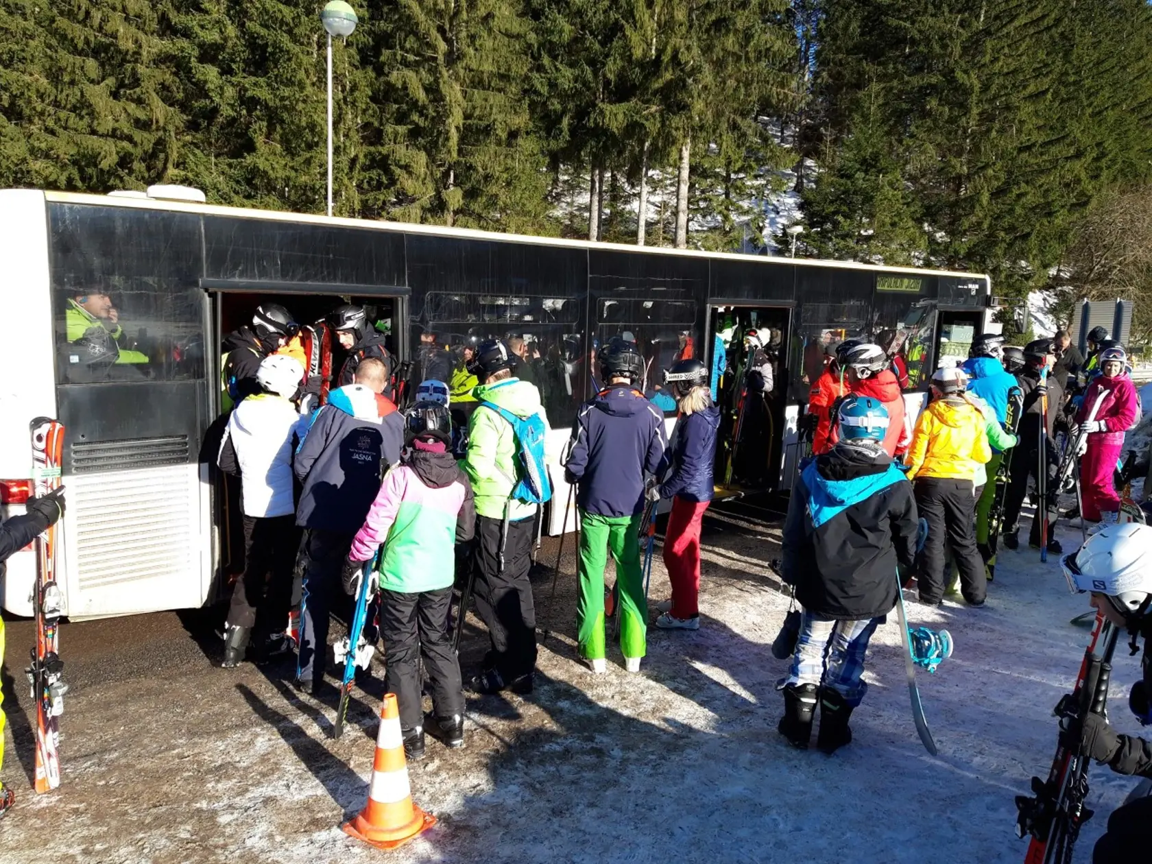 Nekonečné rady lyžovania chtivých turistov sú pre Jasnú známe. O to horšia situácia nastane, keď veľká časť stredisko zostane nečakane mimo prevádzky!