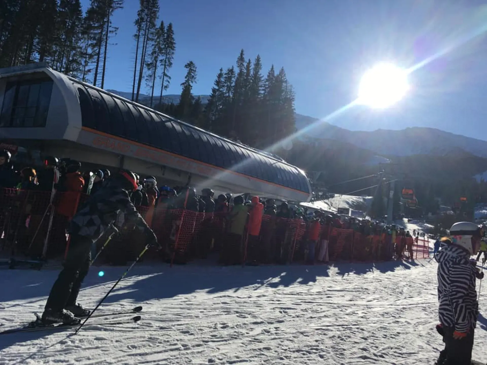 Nekonečné rady lyžovania chtivých turistov sú pre Jasnú známe. O to horšia situácia nastane, keď veľká časť stredisko zostane nečakane mimo prevádzky!