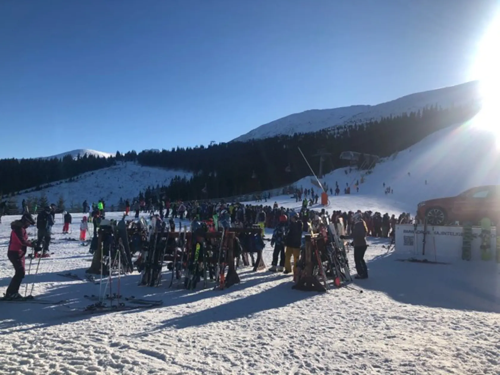 Na vrchole Chopku situácia nieje až taká zlá. nekonečné rady sú najmä v údolných staniciach lanoviek. Na lanovke Priehyba si však nejaký čas počkáte.