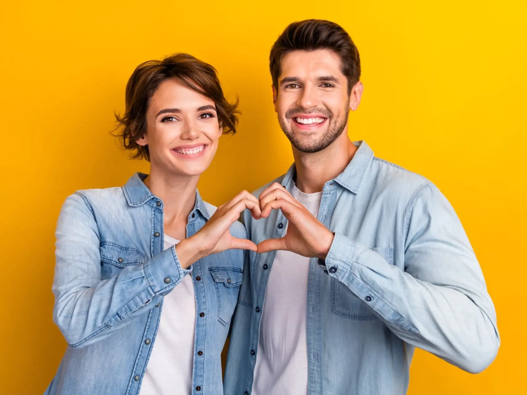 Photo,Of,Cute,Sweet,Pretty,Couple,Wear,Trendy,Denim,Clothes
