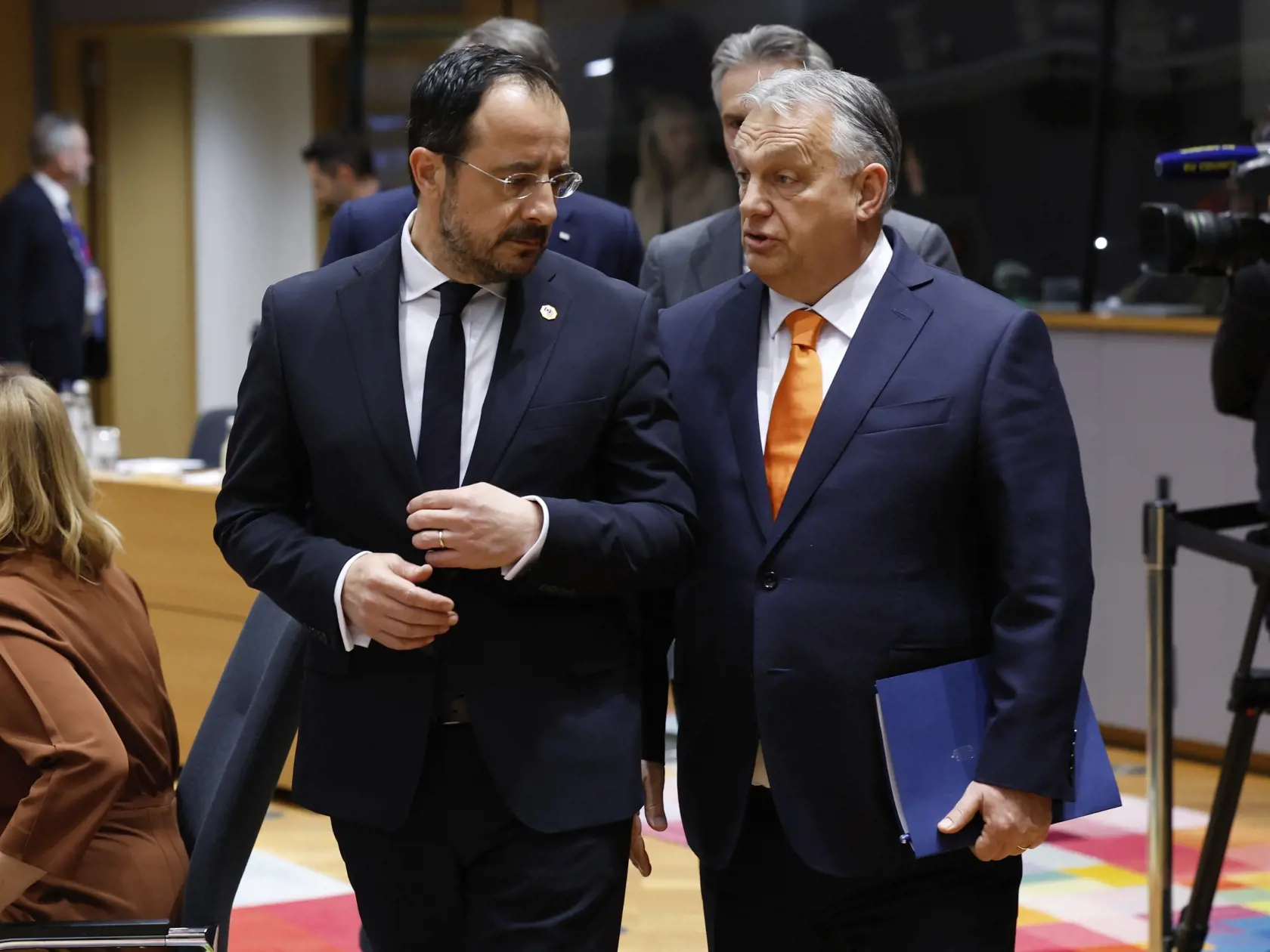 Maďarský premiér Viktor Orbán (vpravo) sa rozpráva s cyperským prezidentom Nikosom Christodulidisom počas rokovania za okrúhlym stolom na mimoriadnom summite EÚ v sídle Európskej rady v Bruseli 6. marca 2025.
