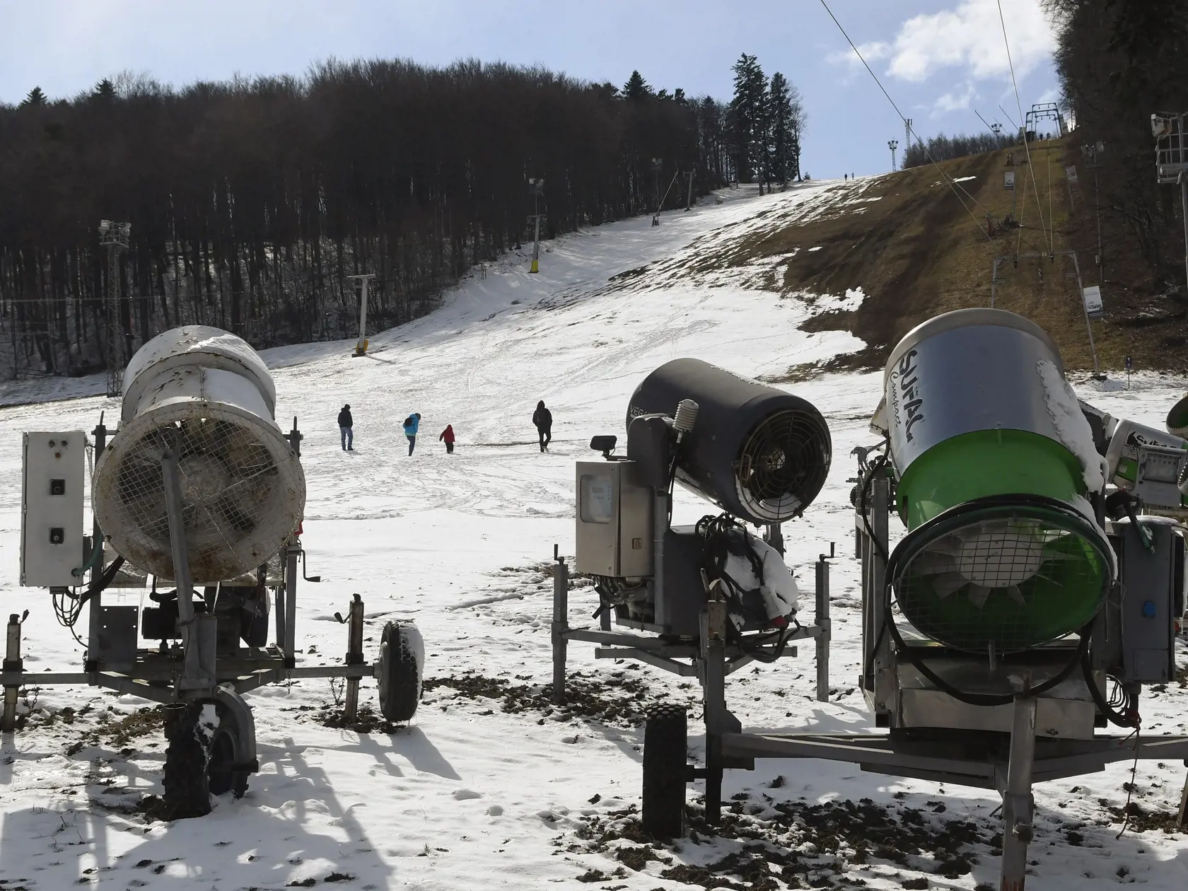 Rodinka sa prechádza v košickej prímestskej rekreačnej oblasti Jahodná počas slnečného, veterného počasia v nedeľu popoludní 22. marca 2020. Turisti, ktorých tu bolo iba zopár, boli v malých skupinkách, rozptýlení ďalej od seba. Košice 22. marca 2020. FOTO TASR - Milan Kapusta

