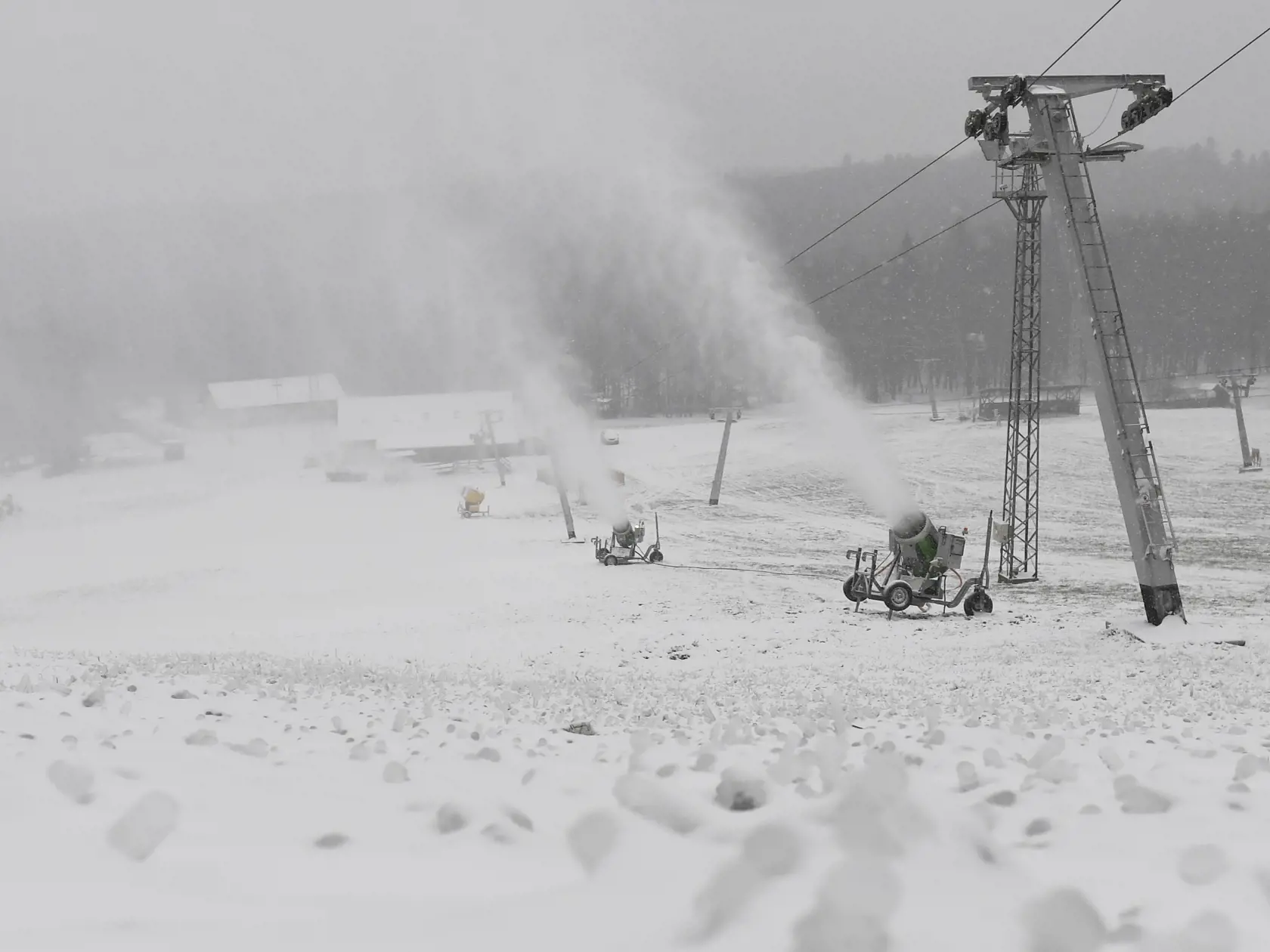 Na snímke zasnežovanie v lyžiarskom stredisku Jahodná pri Košiciach 2. decembra 2019. FOTO TASR - František Iván