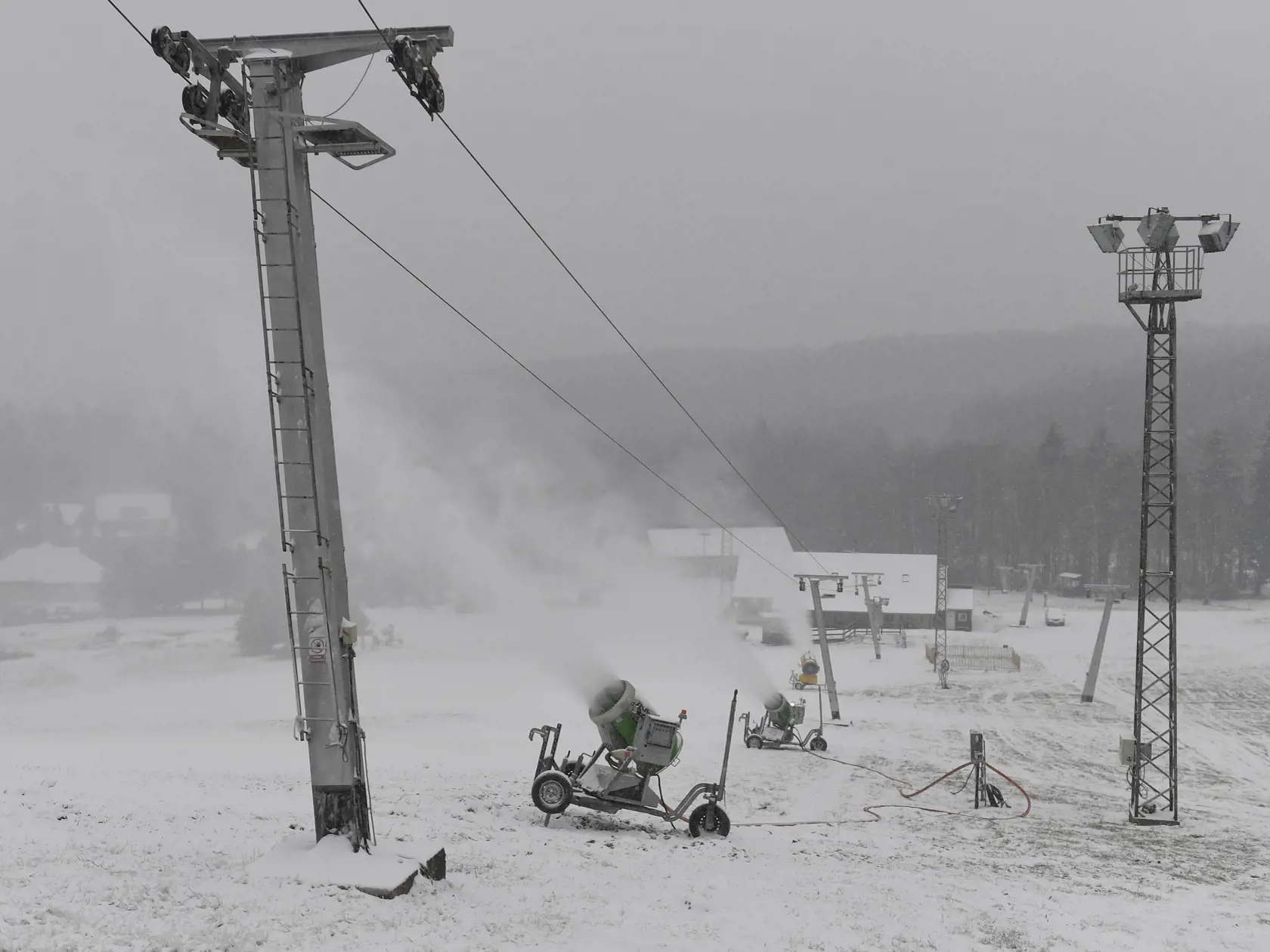 Na snímke zasnežovanie v lyžiarskom stredisku Jahodná pri Košiciach 2. decembra 2019. FOTO TASR - František Iván