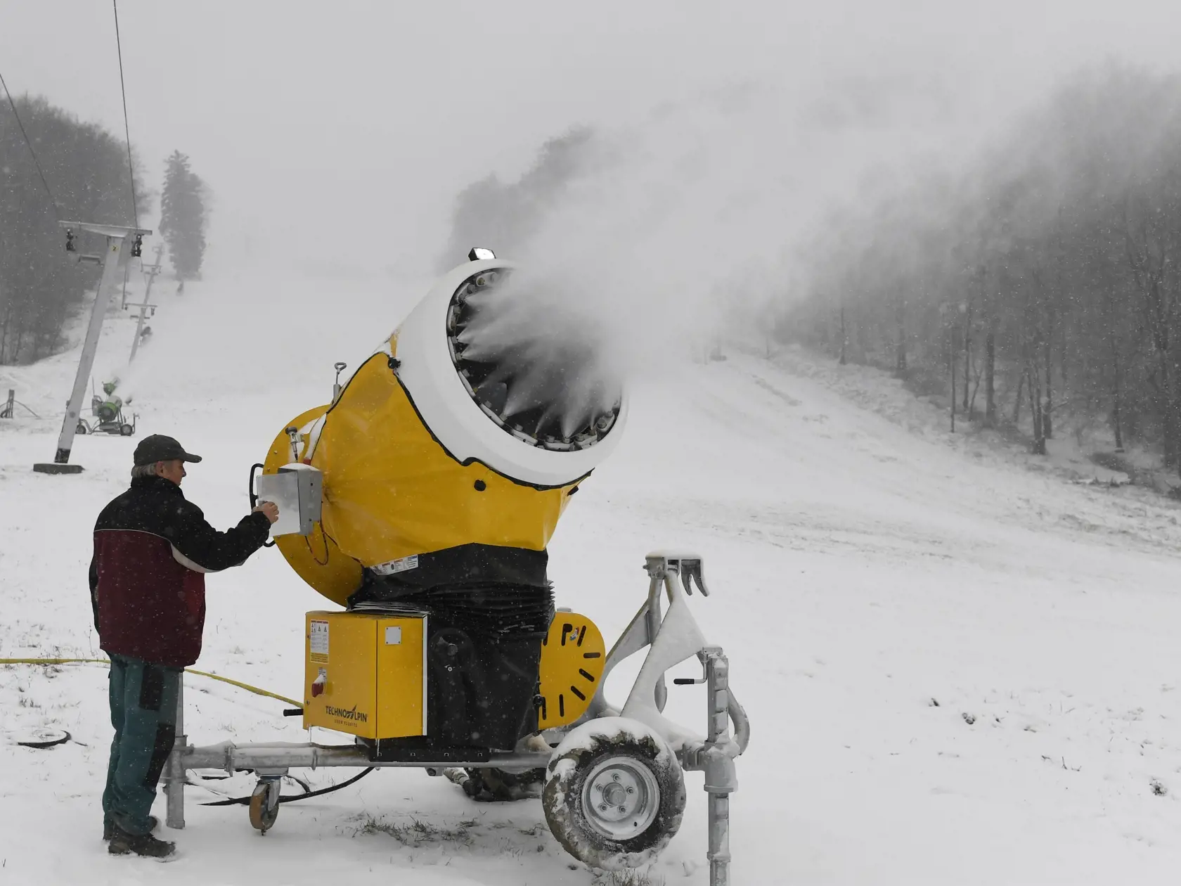 Na snímke zasnežovanie v lyžiarskom stredisku Jahodná pri Košiciach 2. decembra 2019. FOTO TASR - František Iván