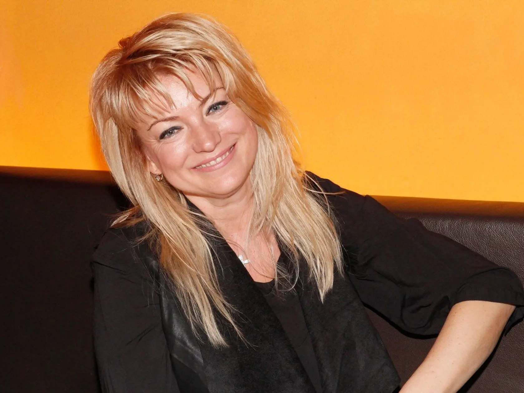 Krásna herečka Eva Vejmělková oslavuje významné životné jubileum, päťdesiat rokov. 