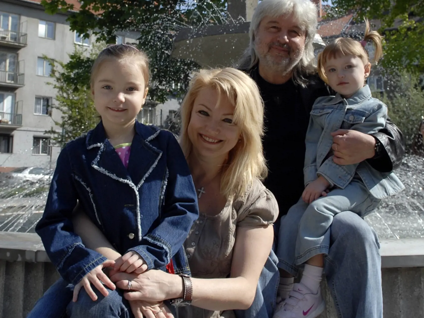 Eva Vejmělková sa do Dušana Rapoša zamilovala ešte ako tínedžerka počas filmovania kultovej Fontány pre Zuzanu. Dnes spolu vychovávajú dve dcéry.