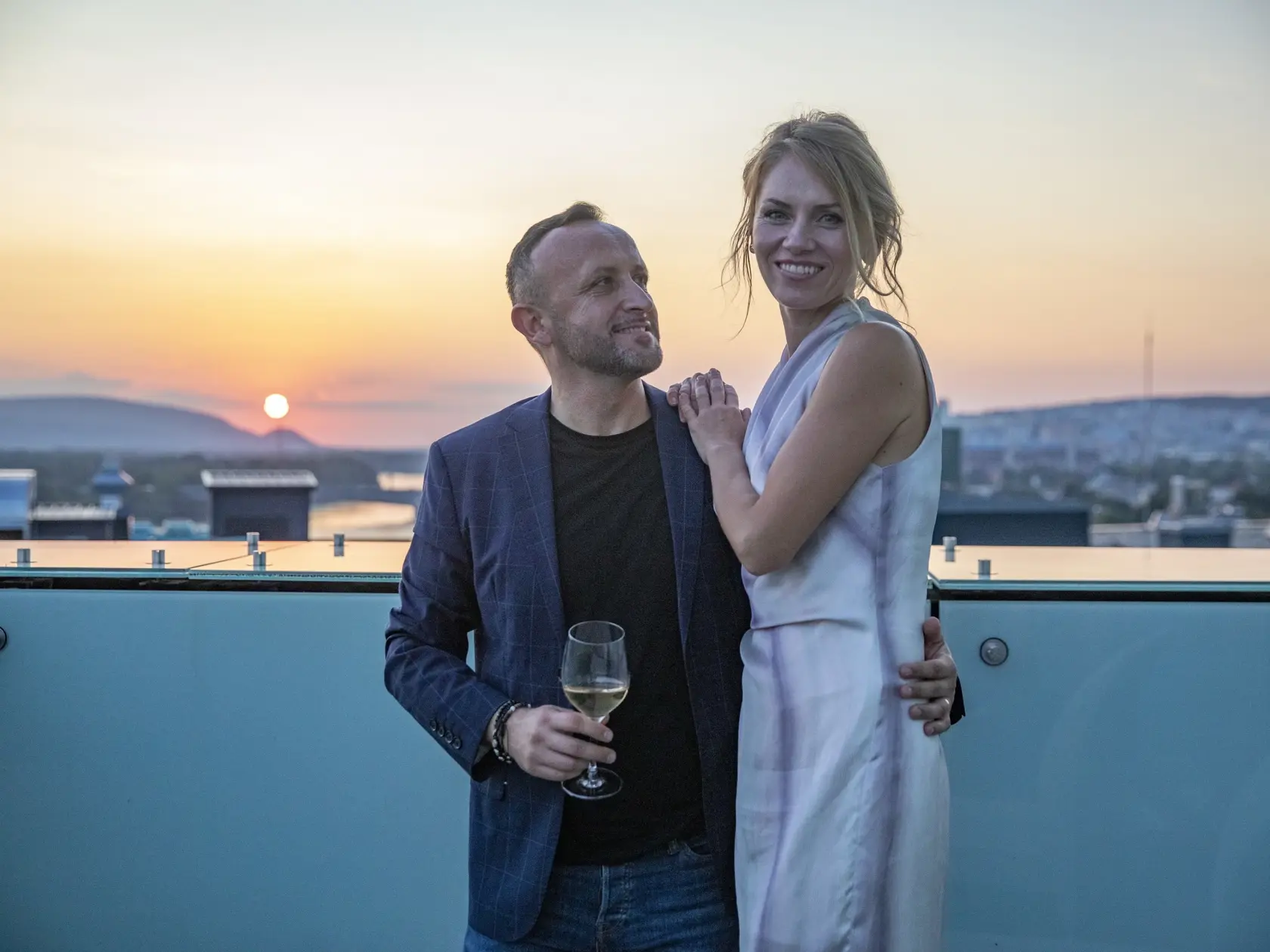 Na snímke sú hostia televízie JOJ na premiére televíznej šou Zradcovia.
Ondrej Kandráč s manželkou Erikou