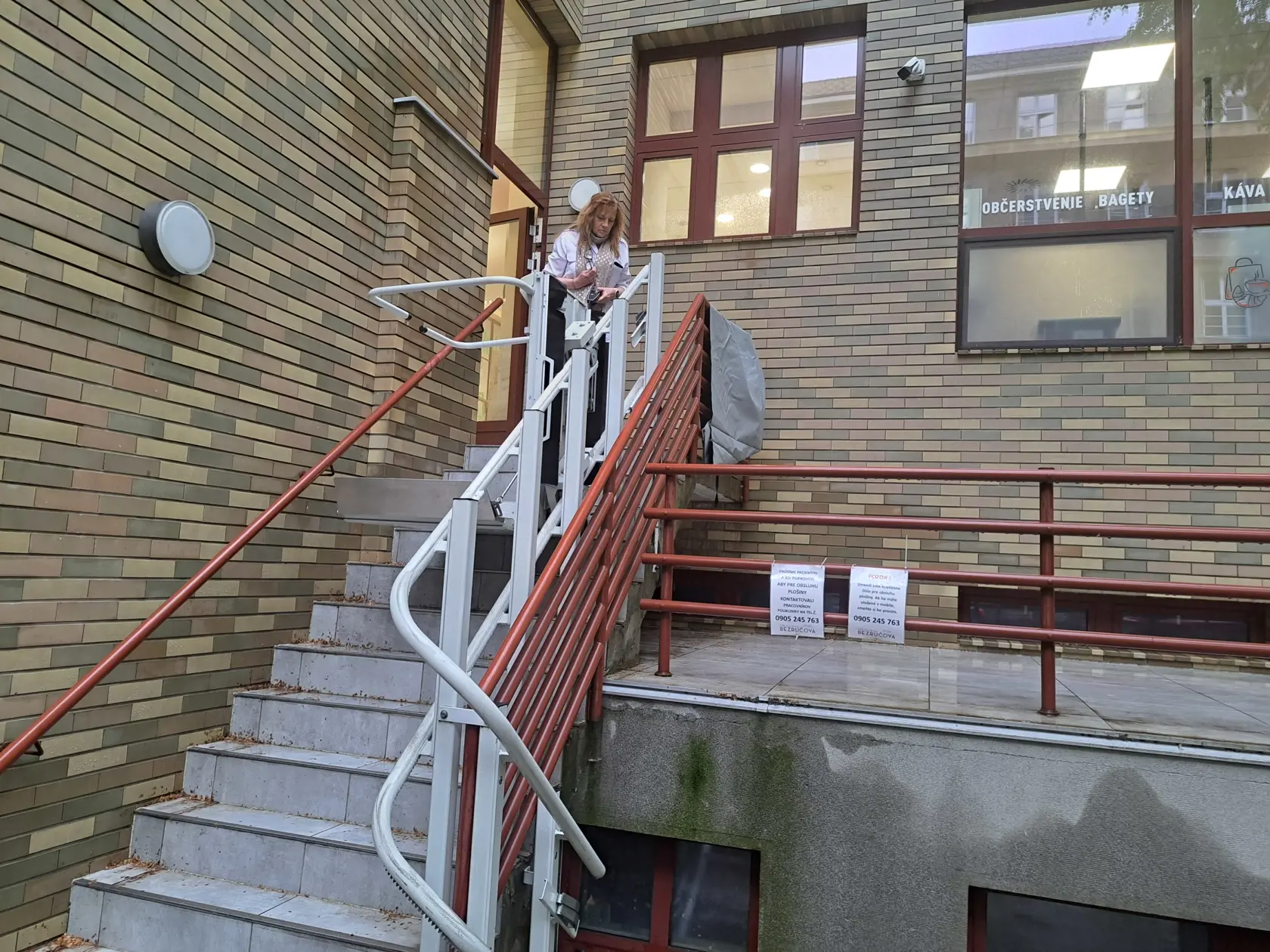 Poliklinika Bezručova sa už takmer rok snaží získať povolenie na vybudovanie bezbariérového prístupu.