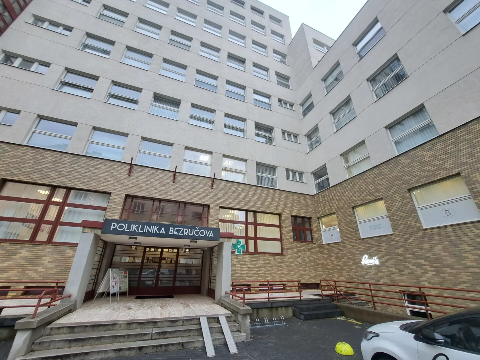 Poliklinika Bezručova sa už takmer rok snaží získať povolenie na vybudovanie bezbariérového prístupu.