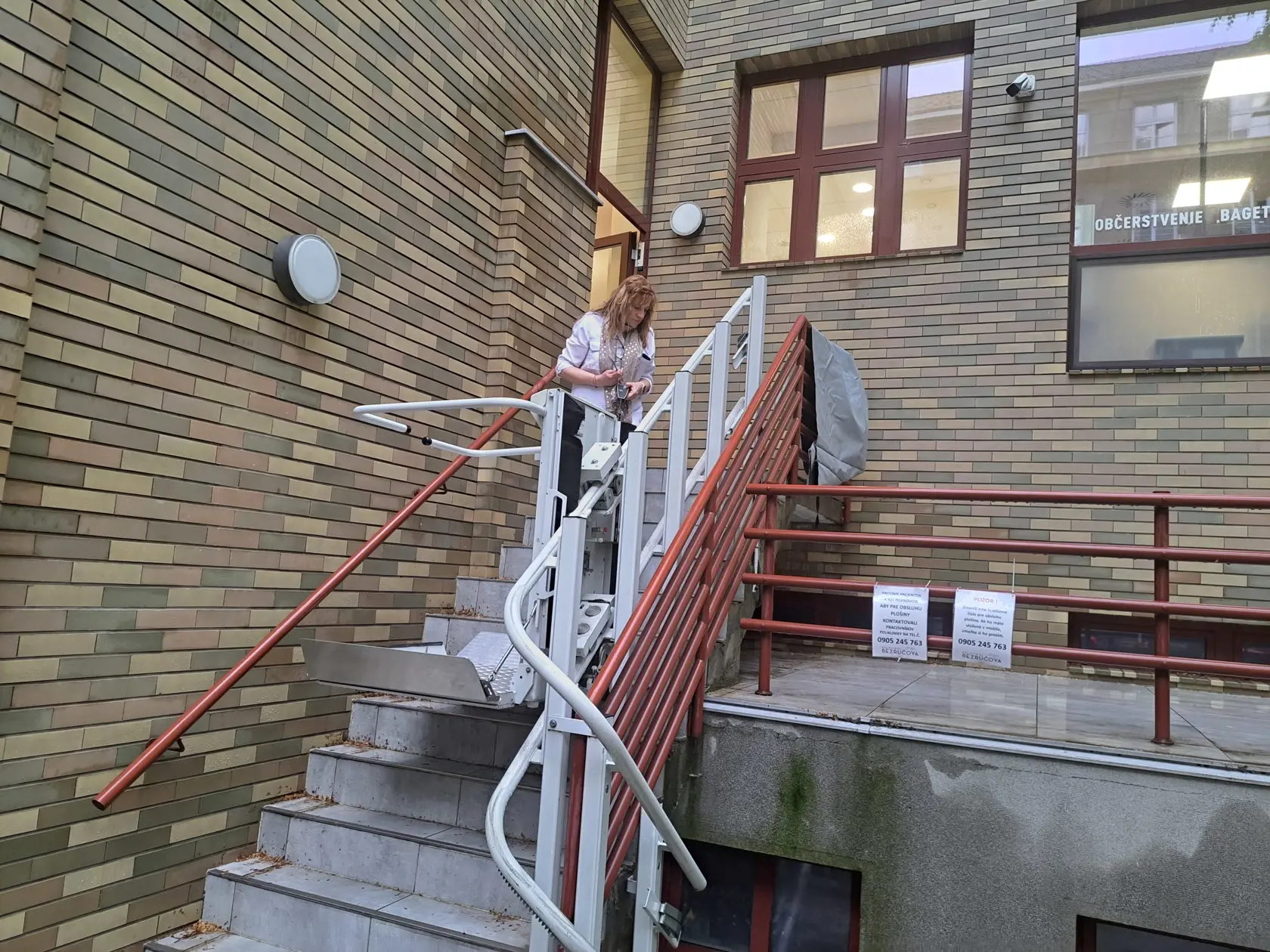 Poliklinika Bezručova sa už takmer rok snaží získať povolenie na vybudovanie bezbariérového prístupu. Takúto rampu dnes musia používať, išlo by to však jednoduchšie.