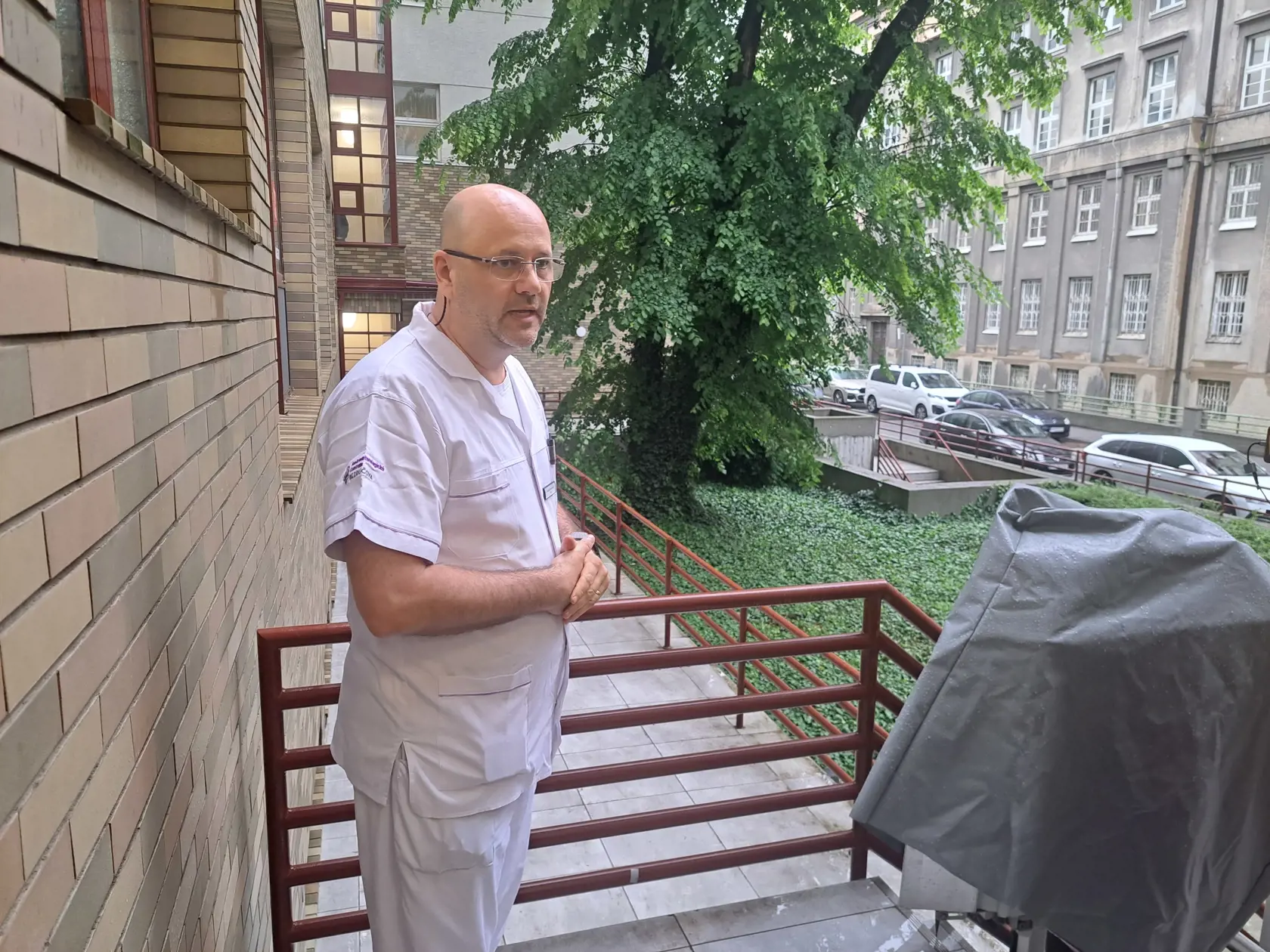 Medicínsky riaditeľ Polikliniky Bezručova prof. MUDr. Tibor Hlavatý ukazuje, kadiaľ musia pacientov dostávať, alebo ich odvážať.