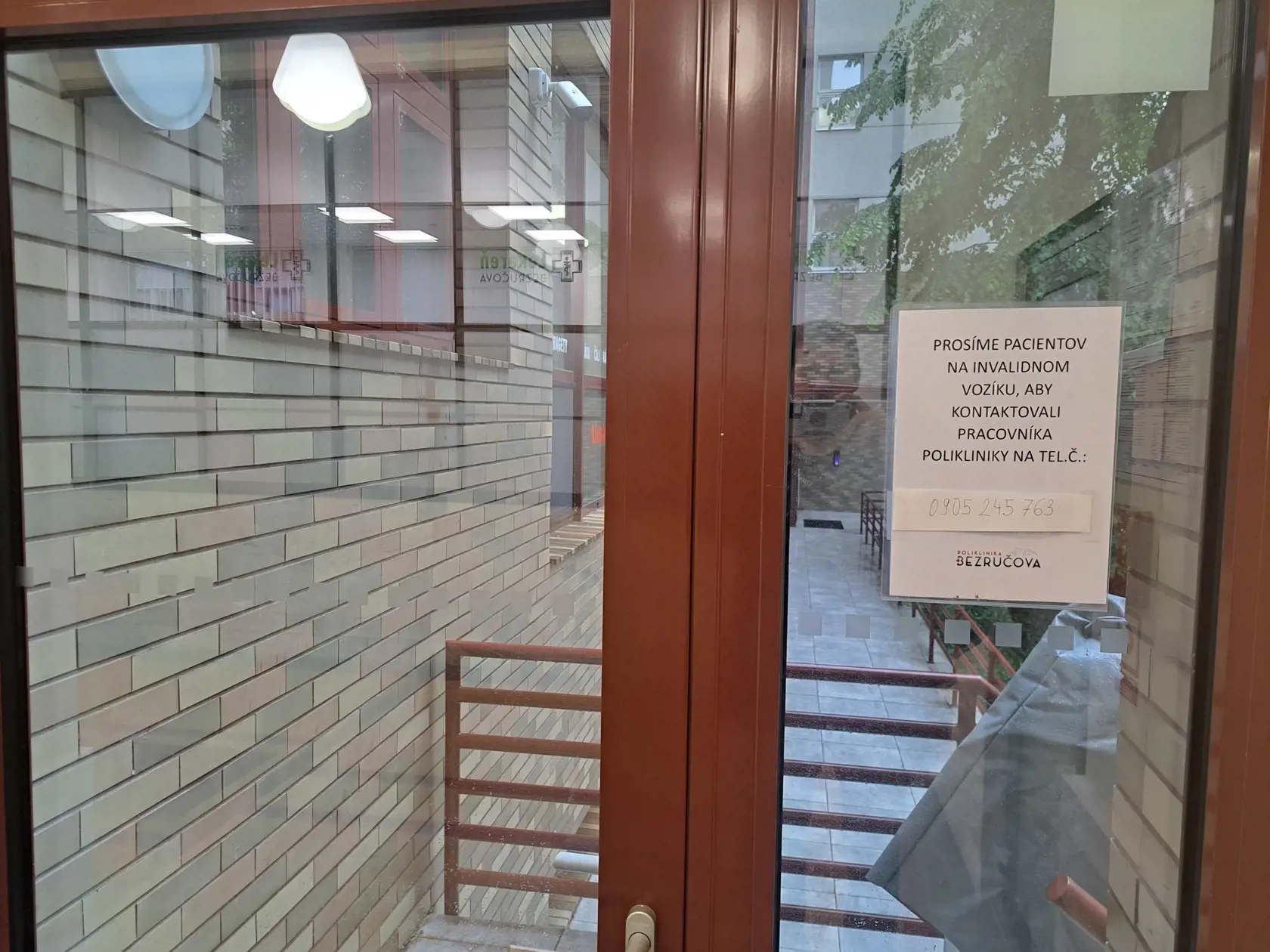 Poliklinika Bezručova sa už takmer rok snaží získať povolenie na vybudovanie bezbariérového prístupu.