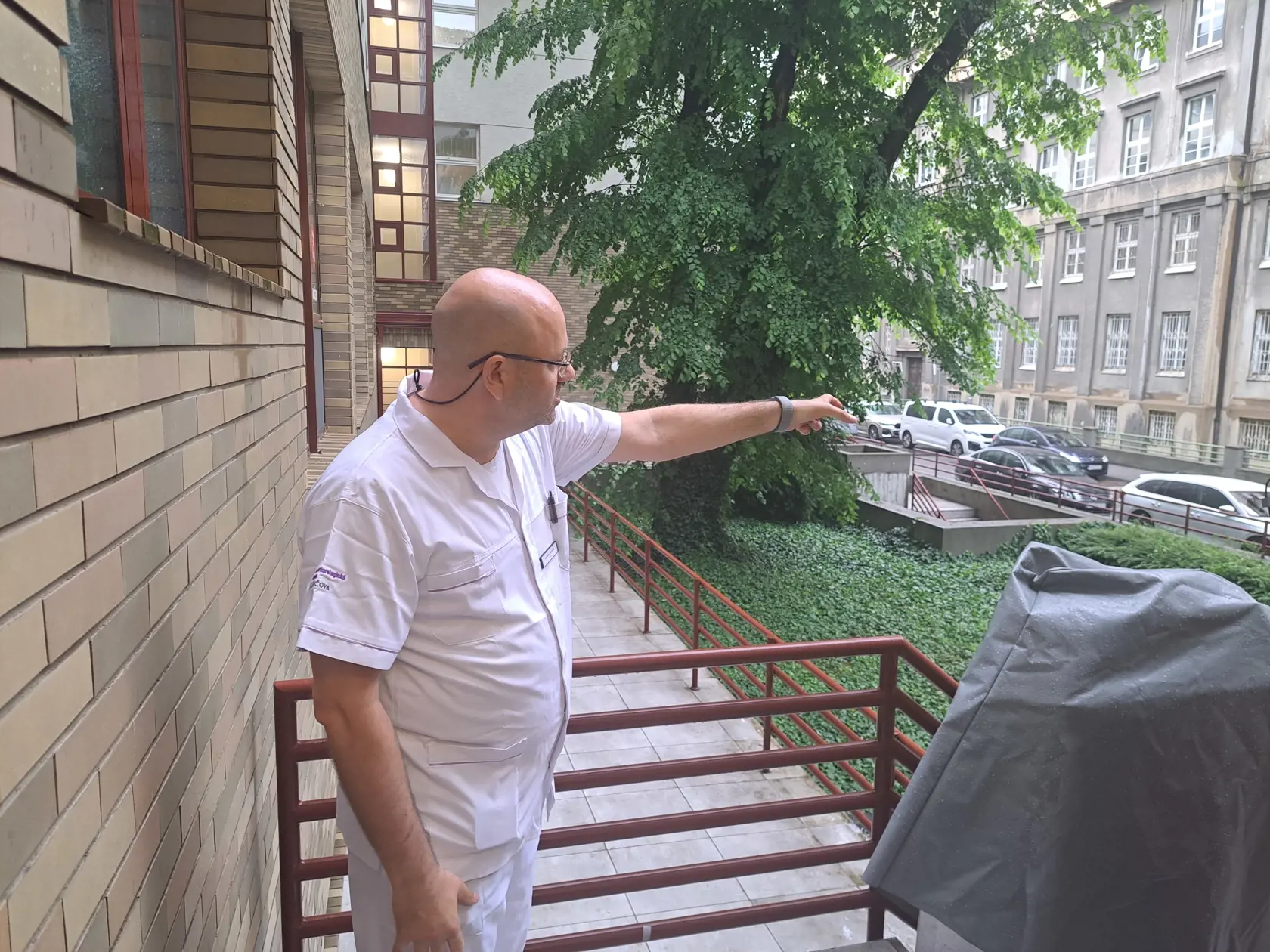 Medicínsky riaditeľ Polikliniky Bezručova prof. MUDr. Tibor Hlavatý ukazuje, kadiaľ musia pacientov dostávať, alebo ich odvážať.