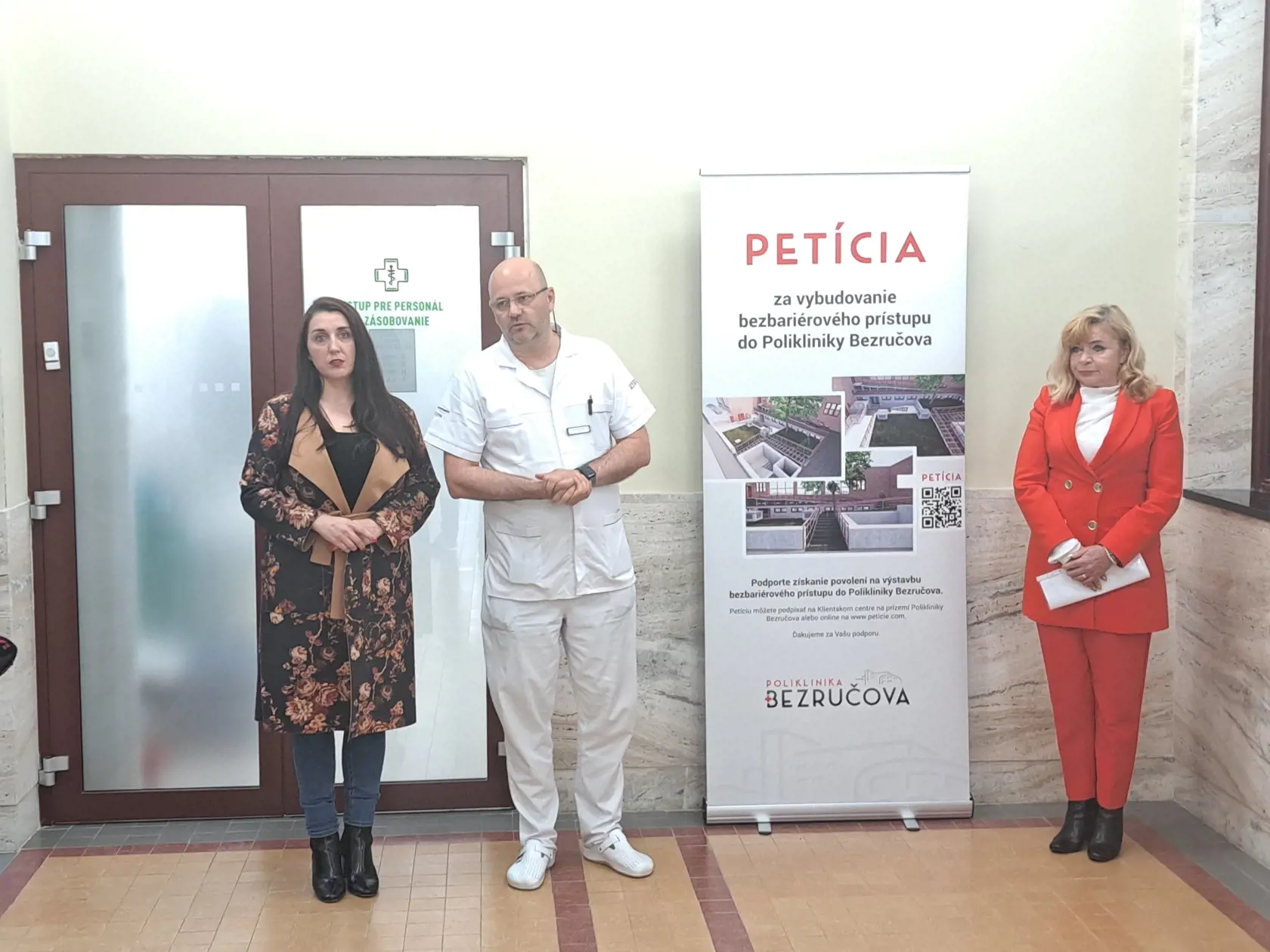 Tlačový brífing Polikliniky Bezručova. Zľava: Veronika Ivančíková, predsedníčka pacientskej organizácie Slovak Crohn Club, prof. MUDr. Tibor Hlavatý, PhD., medicínsky riaditeľ Polikliniky Bezručova a PhDr. Mária Lévyová, prezidentka Asociácie na ochranu práv pacientov v SR.