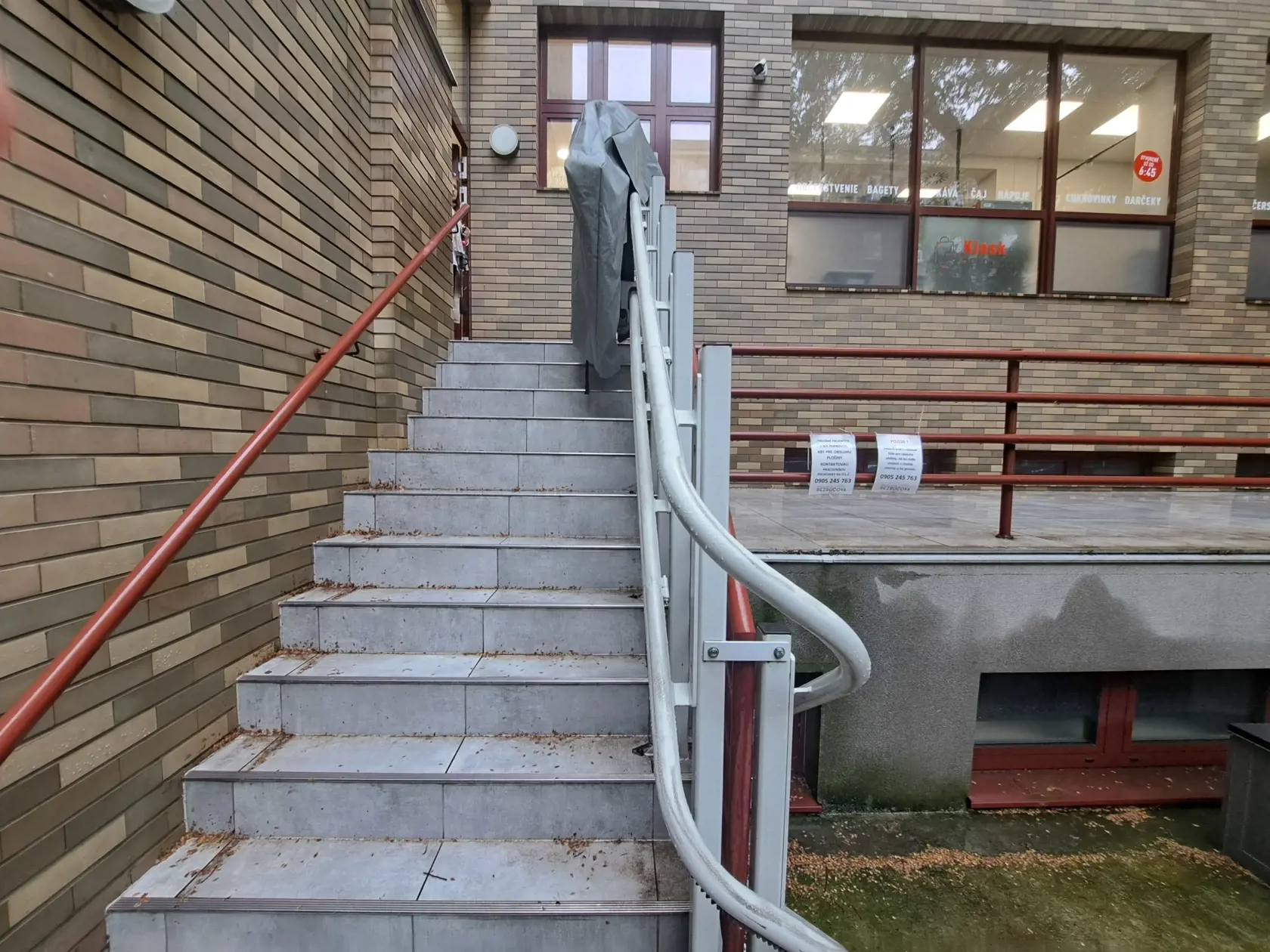„Považujeme za mimoriadne necitlivé, ak súkromná spoločnosť namieta vybudovanie bezbariérového prístupu,“ prízvukuje tiež Veronika Ivančíková z pacientskej organizácie Slovak Crohn Club.