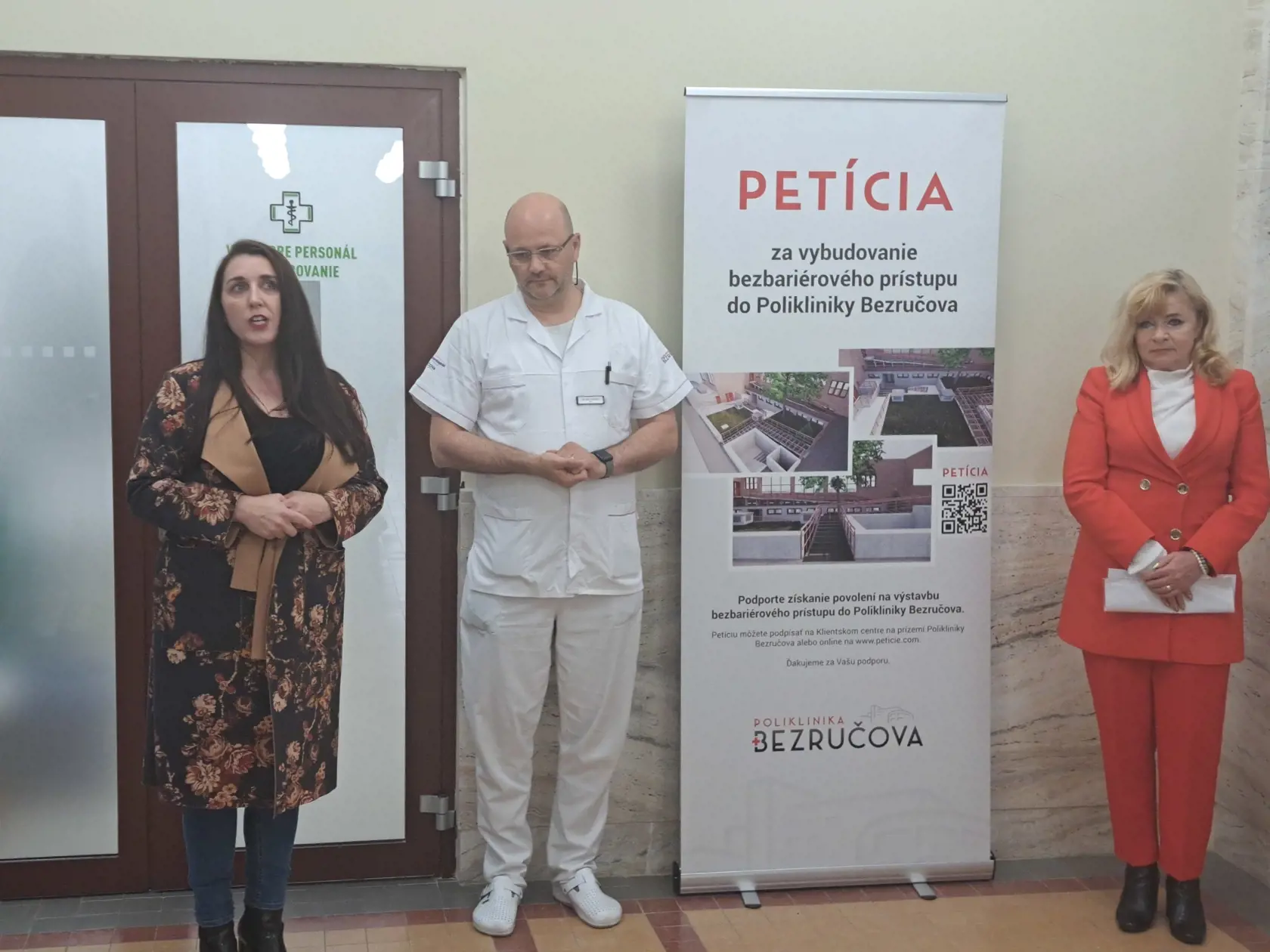 Poliklinika Bezručova sa už takmer rok snaží získať povolenie na vybudovanie bezbariérového prístupu.