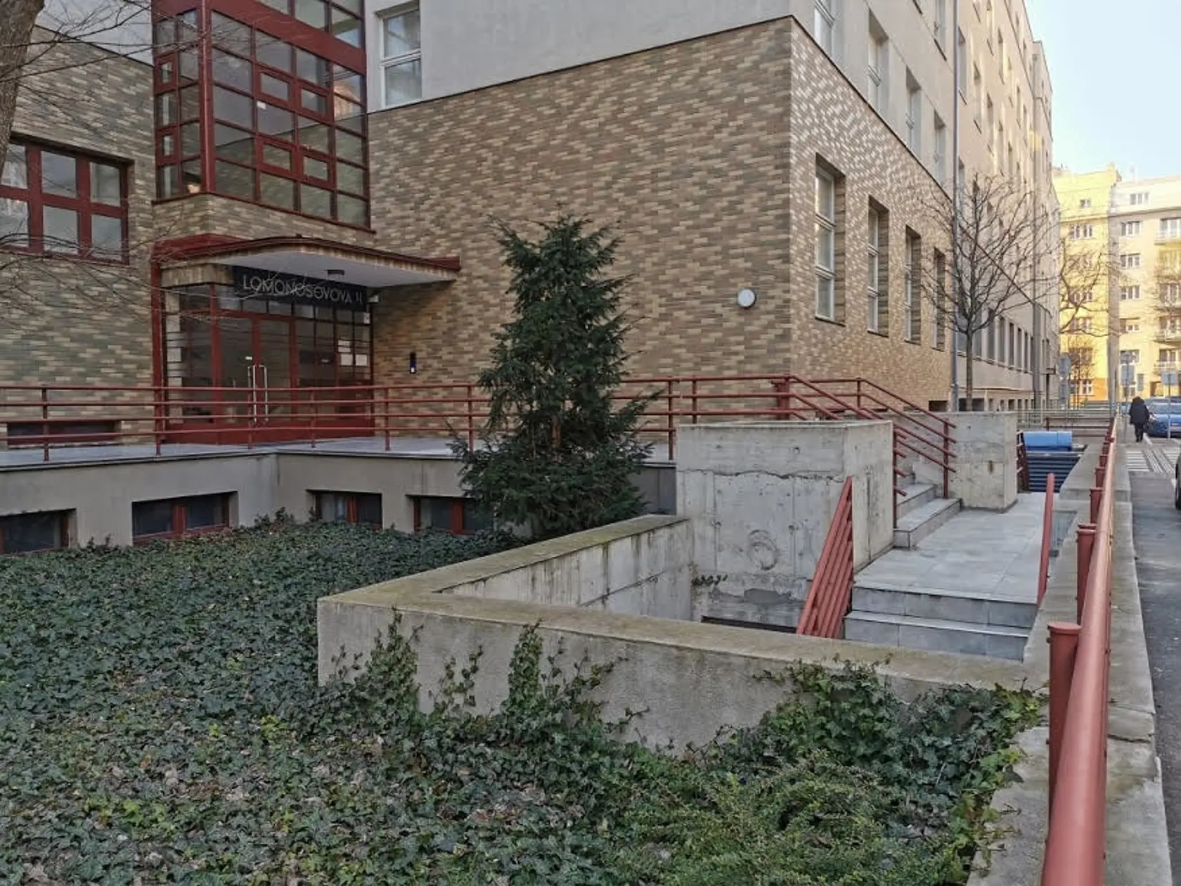 Takto vyzerá súčasný, no pre zdravotníkov veľmi sťažený, stav. Imobilní pacienti majú sťažený prístup.