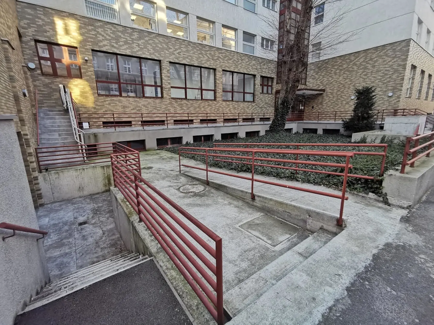 Poliklinika Bezručova sa už takmer rok snaží získať povolenie na vybudovanie bezbariérového prístupu.