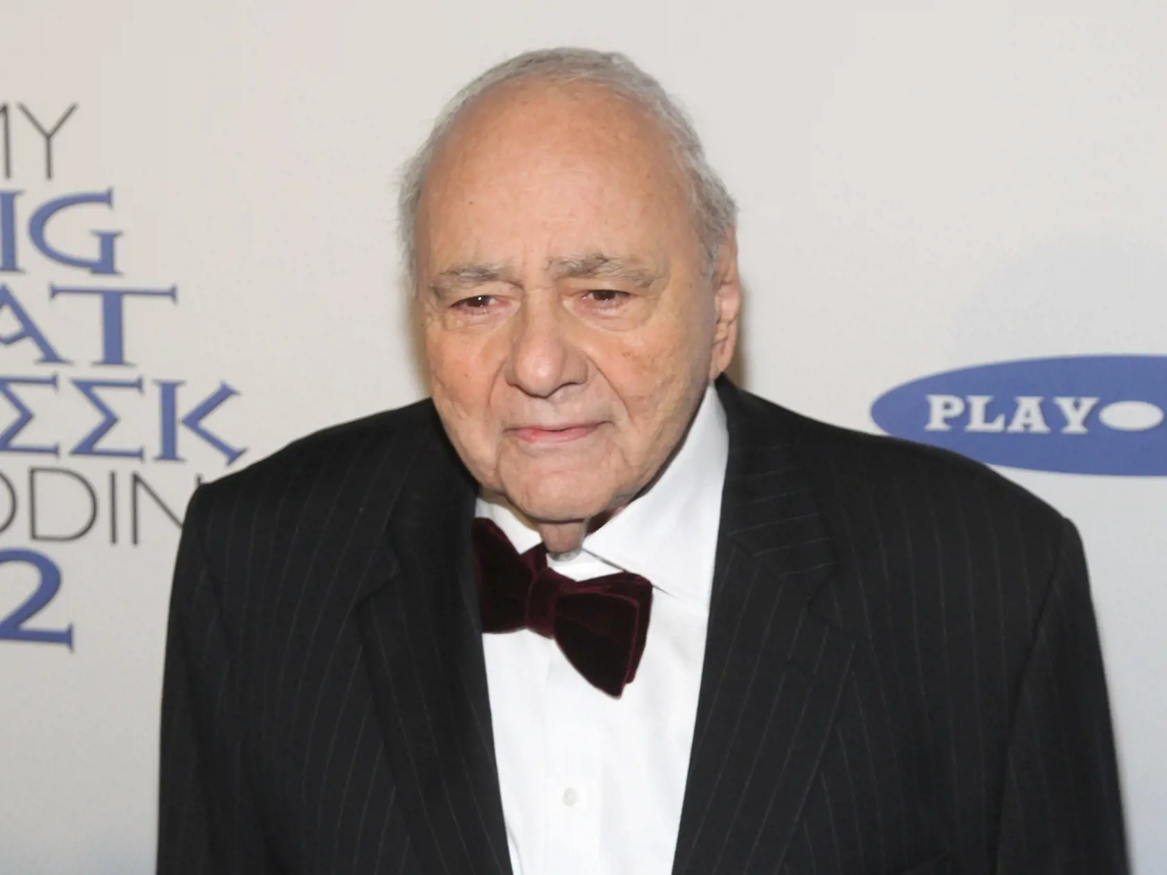 KK15 New York - Na archívnej snímke z 15. marca 2016 v New Yorku herec Michael Constantine prichádza na premiéru filmu Moja veľká grácka tučná svadba 2. Vo veku 94 rokov zomrel americký herec Michael Constantine, ktorý sa celosvetovo preslávil vďaka filmovej komédii Moja tučná grécka svadba a v nej rolou otca, čo liečil veľa neduhov liehovým prostriedkom na leštenie okien. Constantine zomrel 31. augusta 2021 vo svojom dome v Readingu v americkom štáte Pensylvánia. Správu zverejnenú rodinou potv