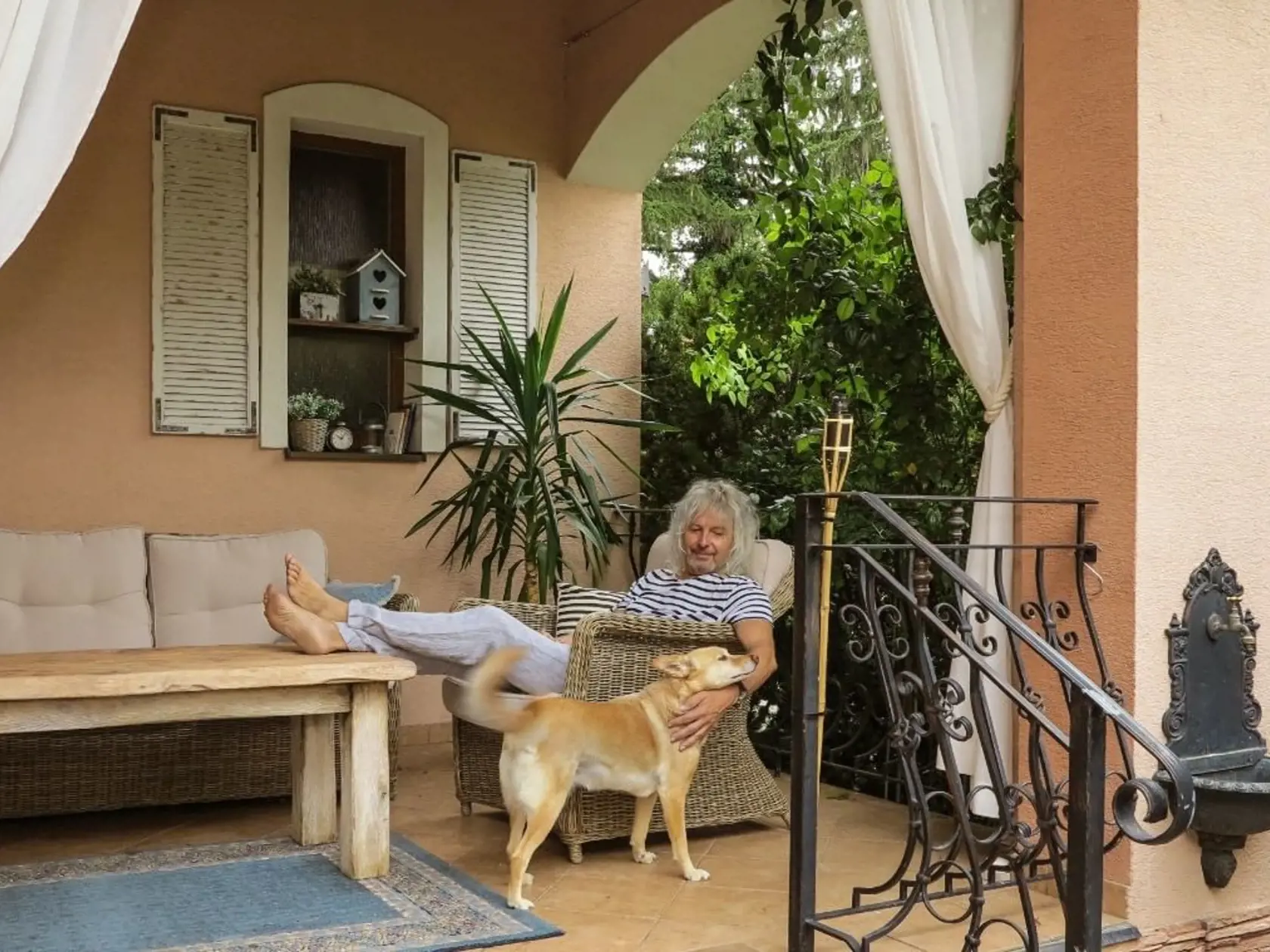 Peter Nagy a jeho psík Foxy si užívajú chvíle na romantickej terase.
