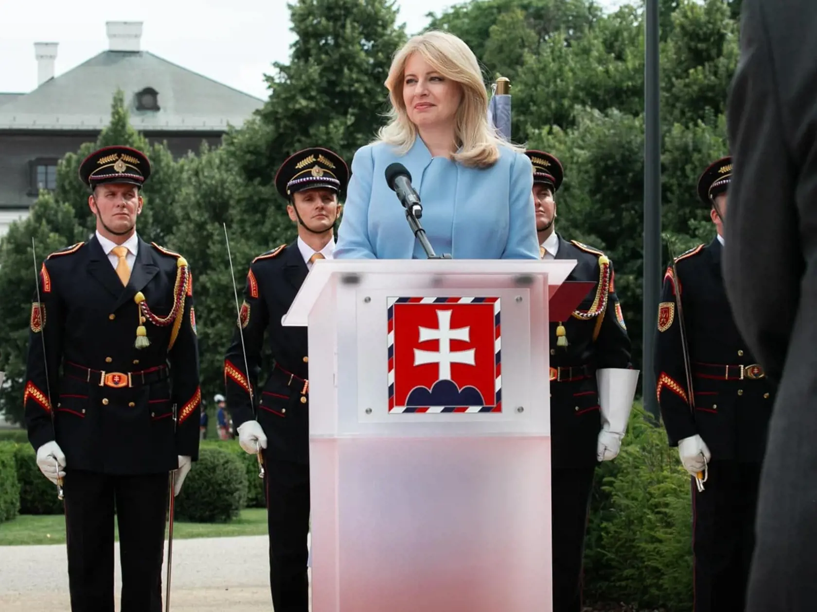 V rozkvitnutej záhrade Prezidentského paláca sa Zuzana Čaputová rozlúčila verejne s funkciou prezidentky.