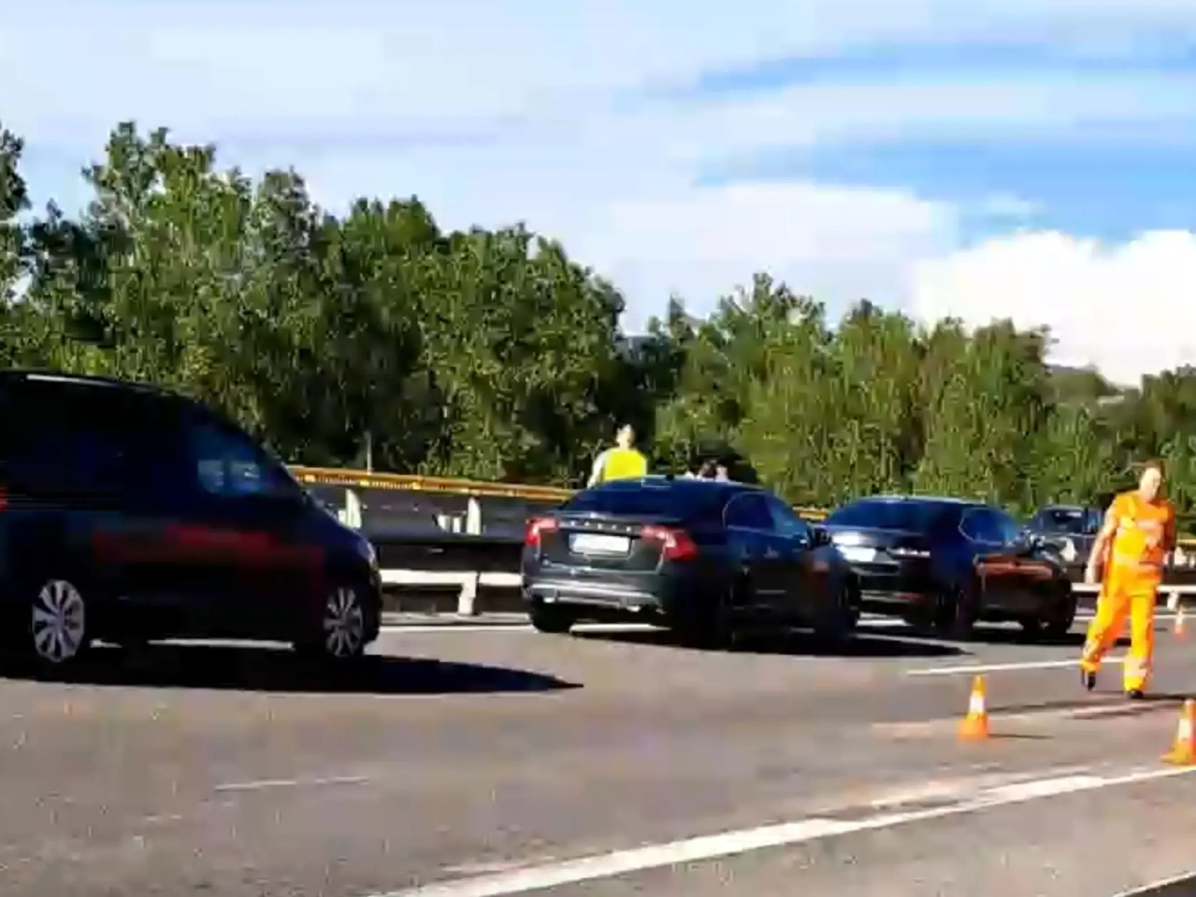 Na diaľnici pristál aj vrtuľník. Kamión podľa svedka vrazil do policajného auta aj do hasičov.