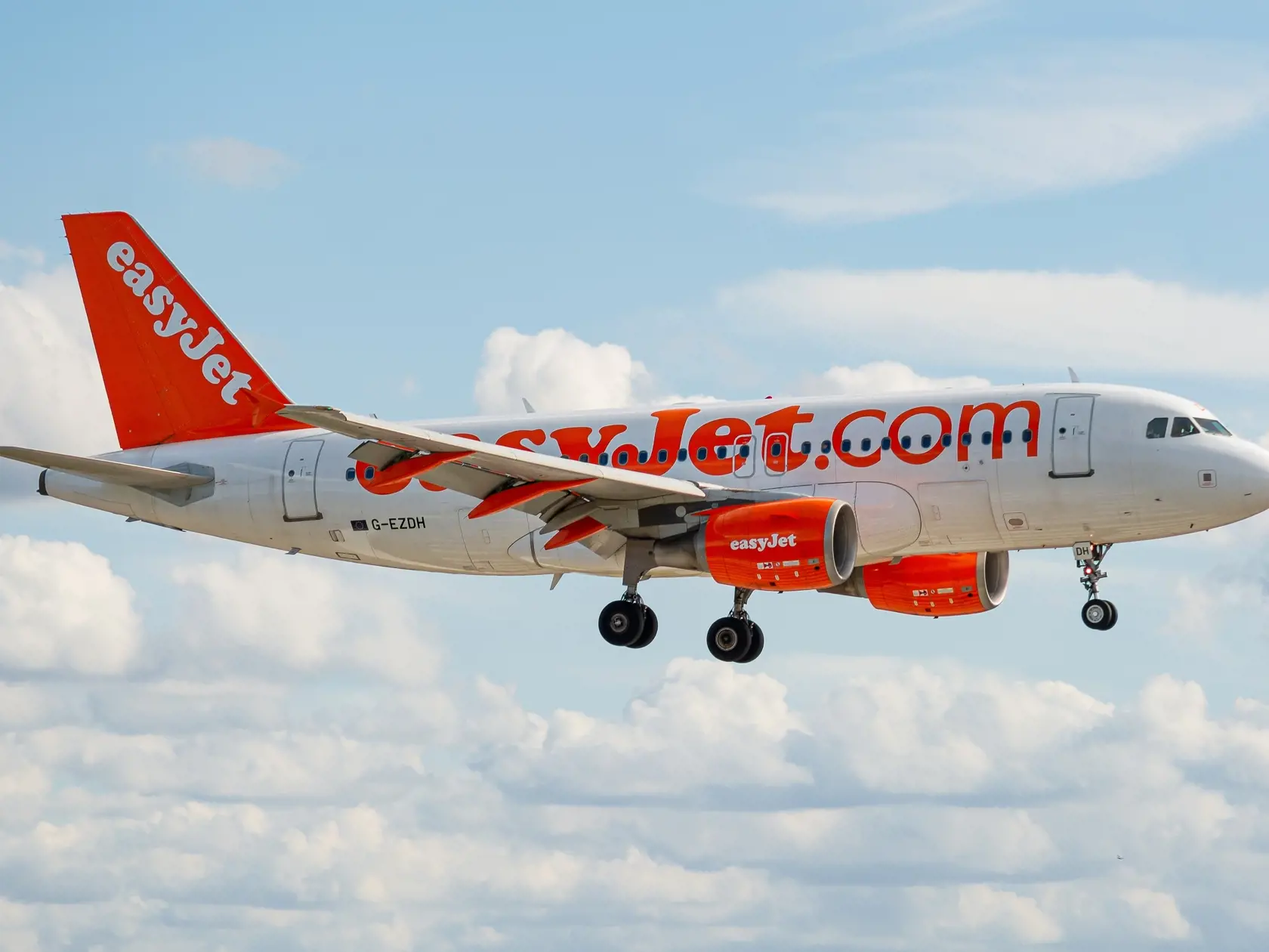 Britská nízkonákladová letecká spoločnosť easyJet hrozí štrajkom počas letných prázdnin.