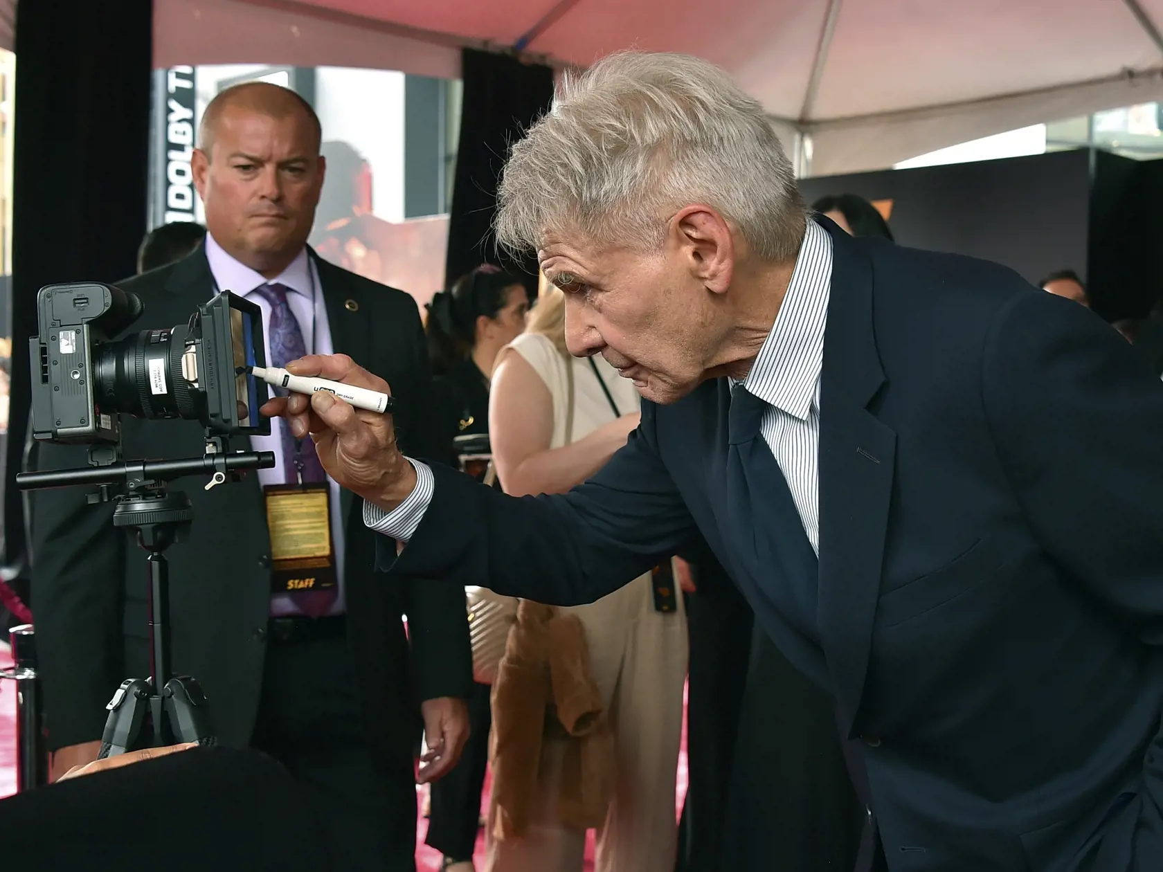 Na snímke americký herec Harrison Ford prichádza na premiéru amerického dobrodružného filmu Indiana Jones a Nástroj osudu (Indiana Jones and the Dial of Destiny) v kine El Capitan Theatre in Los Angeles v noci na 15. Júna 2023. Film je piaty a posledný diel filmovej ságy Indiana Jones s Harrisonom Fordom v hlavnej úlohe. FOTO TASR/AP