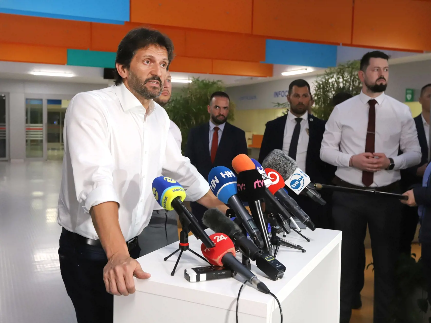 Robert Kaliňák v závere tlačovky potvrdil, že dostali ponuky na medicínsku pomoc. Zároveň so strachom pripustil, že ešte stále existuje riziko, že pozitívna prognóza sa zvráti. "My dôverujeme lekárskemu tímu tejto nemocnice," dodal. Roberta Fica prevezú do Bratislavy až vtedy, keď sa dostane do stavu, že mu umožní prevoz. "Ale tam my ešte nie sme," povedal minister.
