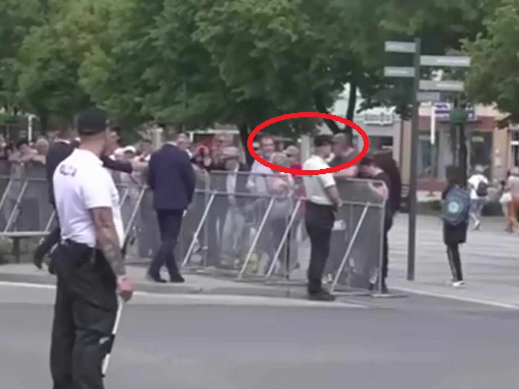 Na detailných záberoch vidno muža so ženou, ktorí pravdepodobne vyrušili atentátnika pred streľbou na Fica.