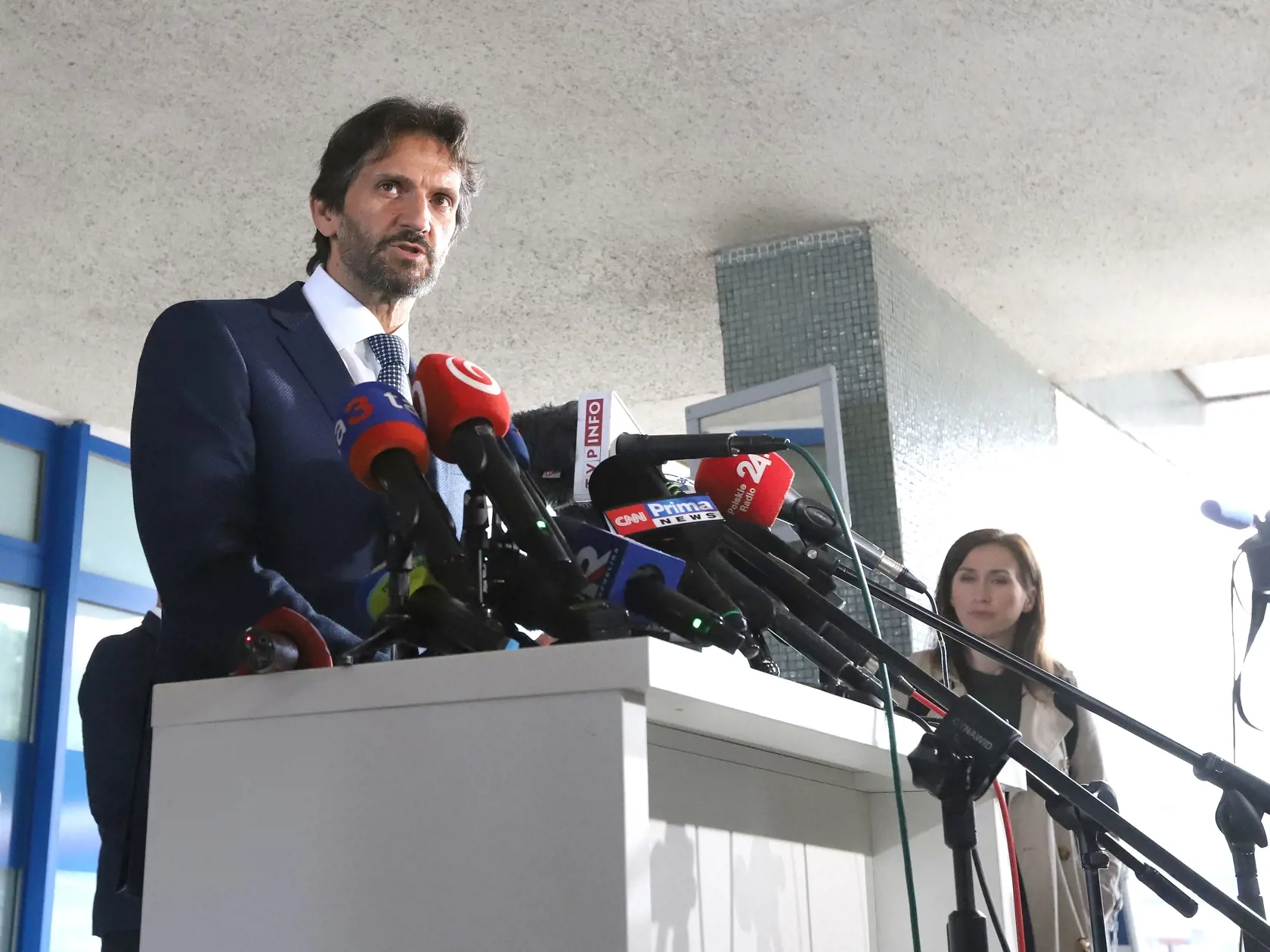 Na snímke vicepremiér a minister obrany SR Robert Kaliňák (Smer-SD) počas brífingu v areáli Rooseveltovej nemocnice s poliklinikou v Banskej Bystrici v piatok 17. mája 2024. Premiér Robert Fico (Smer-SD) absolvoval v piatok chirurgický zákrok. Jeho stav je stabilizovaný, ale naďalej vážny. Informovali o tom Robert Kaliňák a riaditeľka banskobystrickej nemocnice Miriam Lapuníková. Premiéra Roberta Fica postrelil 71-ročný muž po výjazdovom rokovaní vlády v Handlovej v stredu 15. mája 2024. FOTO TA