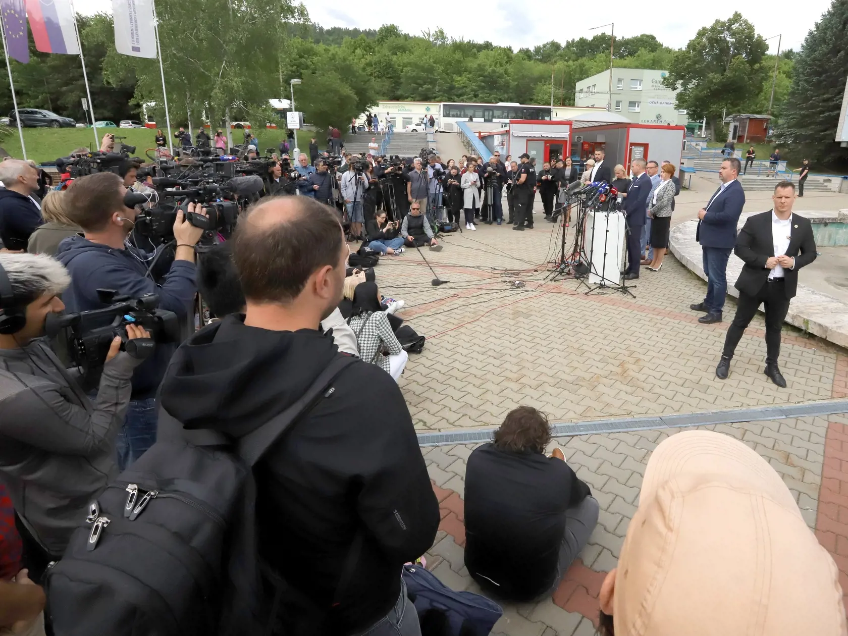 Premiéra SR Roberta Fica včera (15.5) po streľbe previezli do nemocnice v Banskej Bystrici. Na snímke v pozadí novozvolený prezident SR Peter Pellegrini počas tlačovej konferencie v areáli Rooseveltovej nemocnice v Banskej Bystrici 16. mája 2024 po návšteve postreleného predsedu vlády v banskobystrickej nemocnici. FOTO TASR - Ján Krošlák