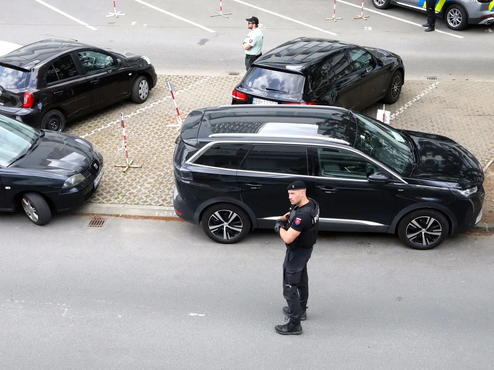 Premiéra SR Roberta Fica včera (15.5) po streľbe previezli do nemocnice v Banskej Bystrici. Na snímke polícia v areáli Rooseveltovej nemocnice s poliklinikou v Banskej Bystrici 16. mája 2024.  FOTO TASR - Ján Krošlák
