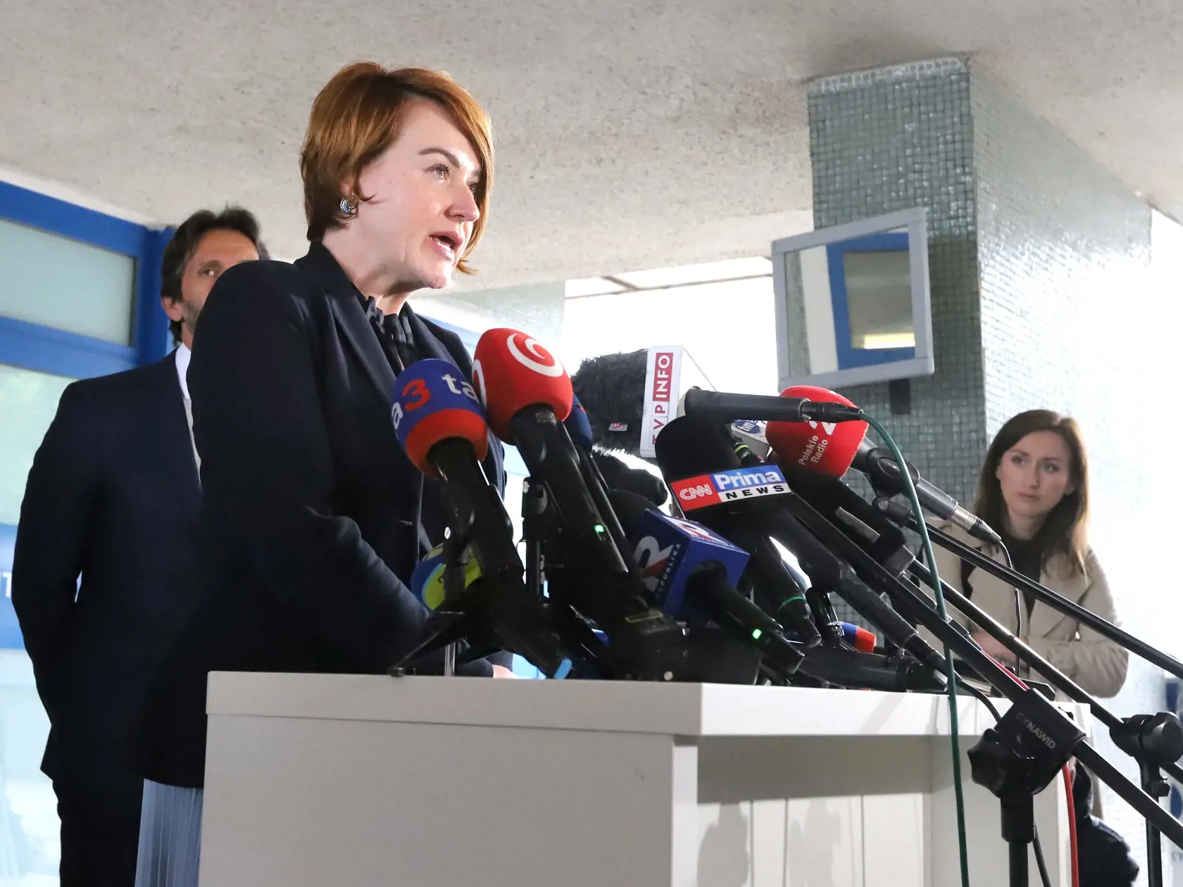Na snímke zľava riaditeľka banskobystrickej nemocnice Miriam Lapuníková a vicepremiér a minister obrany SR Robert Kaliňák (Smer-SD) počas brífingu v areáli Rooseveltovej nemocnice s poliklinikou v Banskej Bystrici v piatok 17. mája 2024. Premiér Robert Fico (Smer-SD) absolvoval v piatok chirurgický zákrok. Jeho stav je stabilizovaný, ale naďalej vážny. Informovali o tom Robert Kaliňák a riaditeľka banskobystrickej nemocnice Miriam Lapuníková. Premiéra Roberta Fica postrelil 71-ročný muž po výjaz