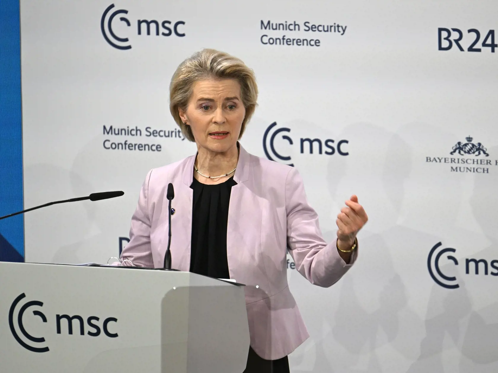 EÚ hostí v pondelok v Bruseli deviatu konferenciu o Sýrii, ktorej hlavným cieľom je mobilizovať podporu pre tamojších obyvateľov a utečencov v zahraničí. Ide zároveň o prvú konferenciu po decembrovom zvrhnutí Asada. Na konferencii sa podľa agentúry Reuters zúčastňuje aj dočasná sýrska vláda.