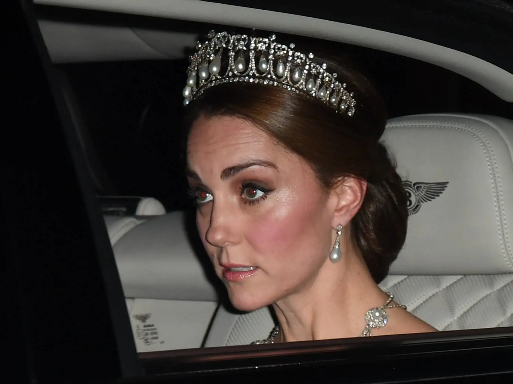 Vojvodkyňa Kate má na hlave korunku princeznej Diany.