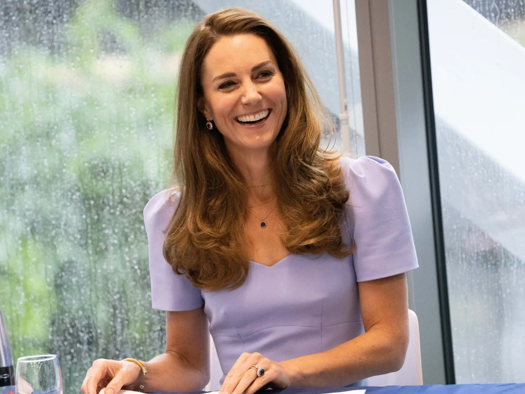 Kate s dáždnikom nielenže pripomínala hollywoodsku celebritu, ale zhodou okolností aj svoju sokyňu Meghan Markle (39), ktorá pred vyše rokom zažiarila za podobných okolností v takmer rovnakých šatách.