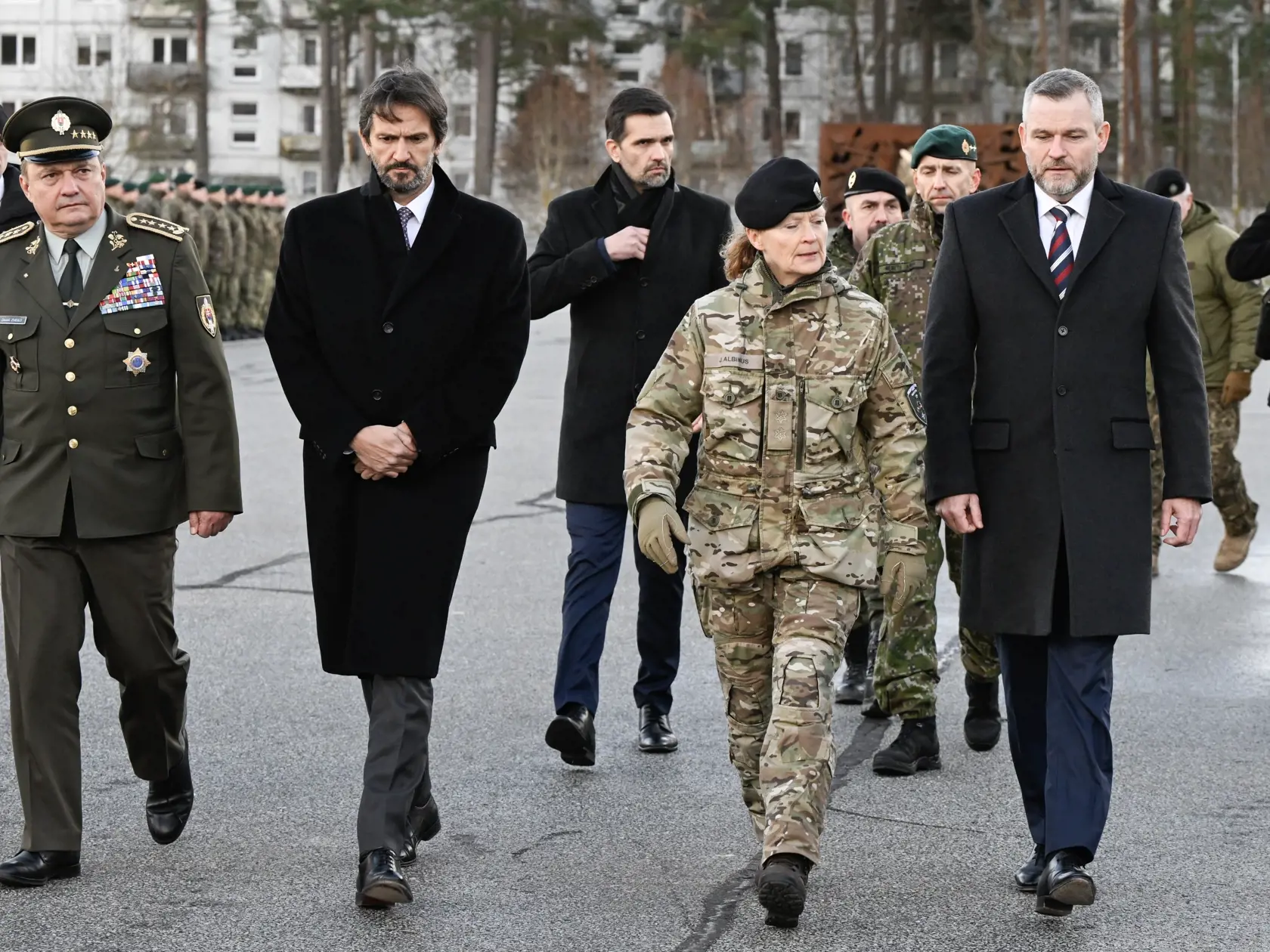Na snímke v popredí sprava prezident SR Peter Pellegrini, veliteľka Mnohonárodnej divízie NATO Sever genmjr. Jette Albinusová, minister obrany SR Robert Kaliňák (Smer-SD) a náčelník Generálneho štábu OS SR gen. Daniel Zmeko  počas návštevy na základni Enhanced Forward Presence (eFP) v Adaži 4. decembra 2024.