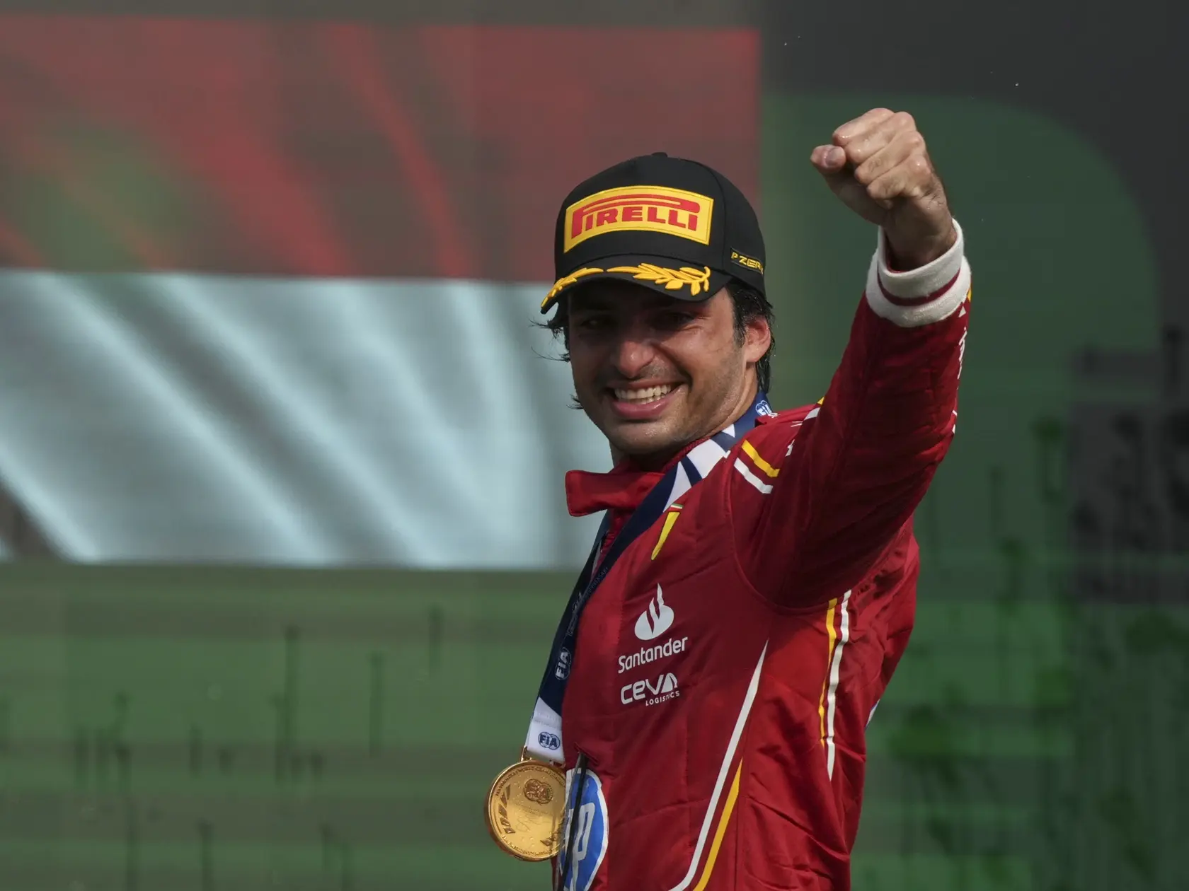 WA 17 Mexiko - Španielsky jazdec F1 Carlos Sainz z tímu Ferrari sa teší z triumfu na Veľkej cene Mexika, dvadsiatom podujatí seriálu MS F1 v nedeľu 27. októbra 2024. Druhý prišiel do cieľa Brit Lando Norris na McLarene, tretí finišoval Sainzov tímový kolega Monačan Charles Leclerc. FOTO TASR/AP

Ferrari driver Carlos Sainz of Spain celebrates at the podium after winning the Formula One Mexico Grand Prix auto race at the Hermanos Rodriguez racetrack in Mexico City, Sunday, Oct. 27, 2024. (AP Photo/Fernando Llano)