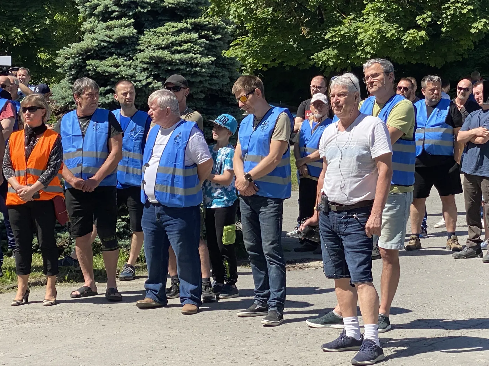 Pred budovou drevospracujúcej firmy Bukóza Vranov so 70-ročnou históriou, ktorej hrozí krach a prepúšťanie 700 ľudí, sa v stredu 15. mája 2024 zhromaždili nespokojní zamestnanci. Tí vravia o meškajúcich výplatach, dostávajú iba 60-platu, lebo výroba je pozastavená.