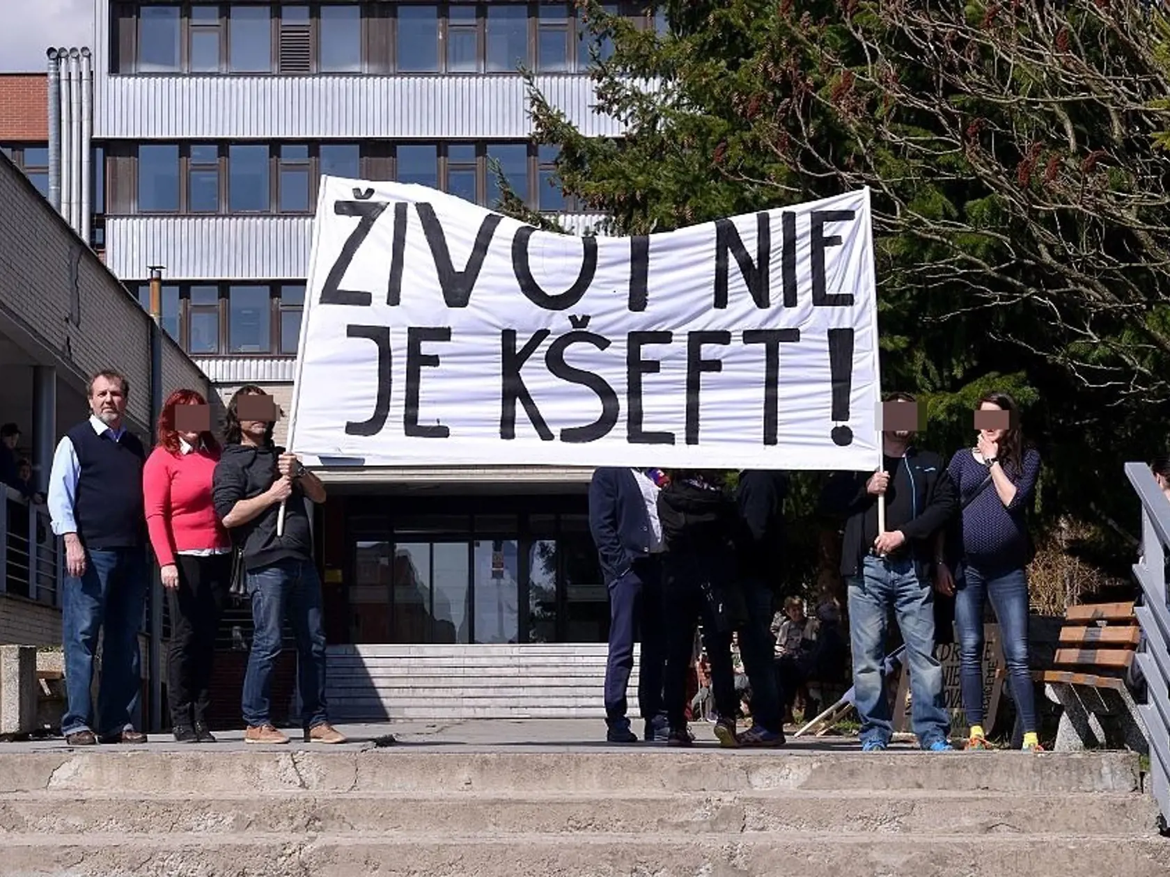 Zaregistrovala však, že sa zúčastnil aj jedného protestu v Banskej Štiavnici. “Viem o jednom, bol na proteste proti zatvoreniu našej nemocnice, ale tam bol vtedy celý autorský klub, aj matky s deťmi. O iných neviem,” priznáva Bernáthová.
